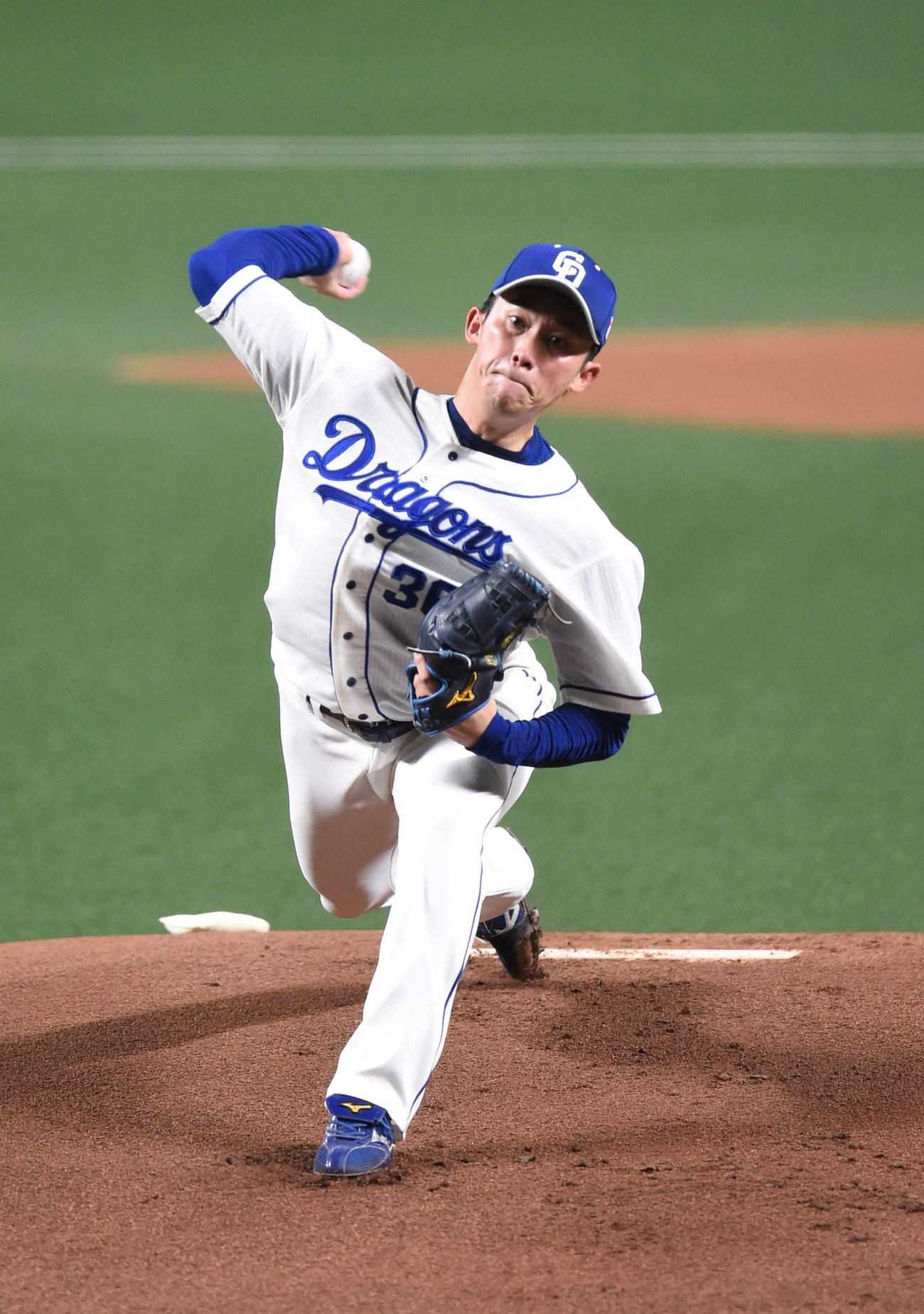 1回表、登板する中日先発の岡野祐一郎（撮影・森本幸一）