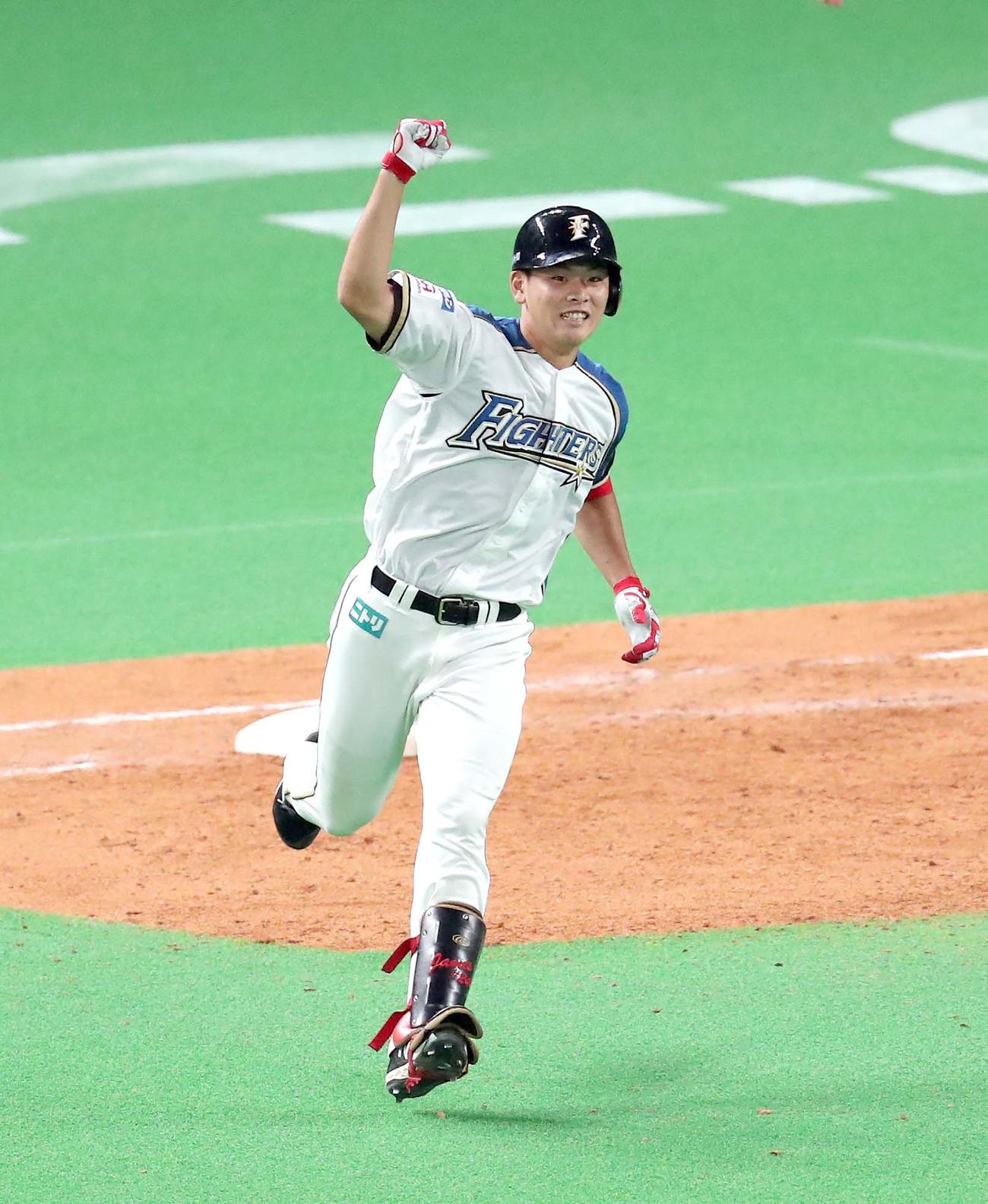 日本ハム対ソフトバンク　9回裏日本ハム2死二、三塁、野村はサヨナラ適時二塁打を放ちガッツポーズをする（撮影・佐藤翔太）