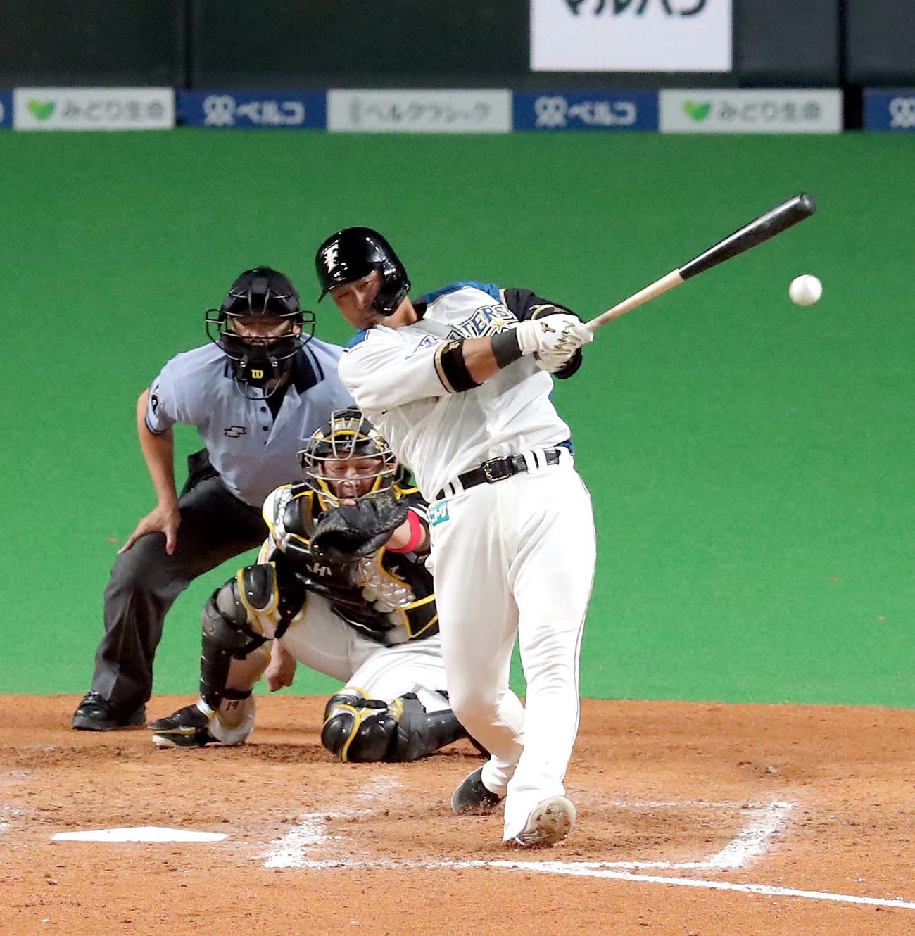 日本ハム対ソフトバンク　9回裏日本ハム無死一塁、中田は左前打を放つ（撮影・佐藤翔太）