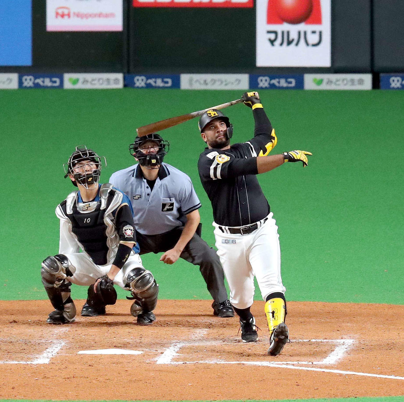 日本ハム対ソフトバンク　7回表ソフトバンク1死一塁、バレンティンは左越え2点本塁打を放つ（撮影・佐藤翔太）