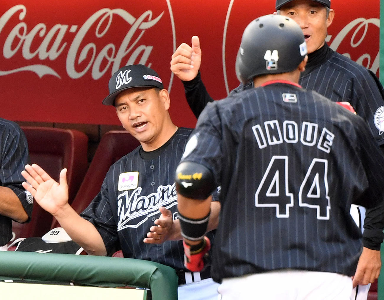 楽天対ロッテ　2回表ロッテ2死一塁、左越え2点本塁打を放った井上（右）を拍手で迎える井口監督（撮影・横山健太）