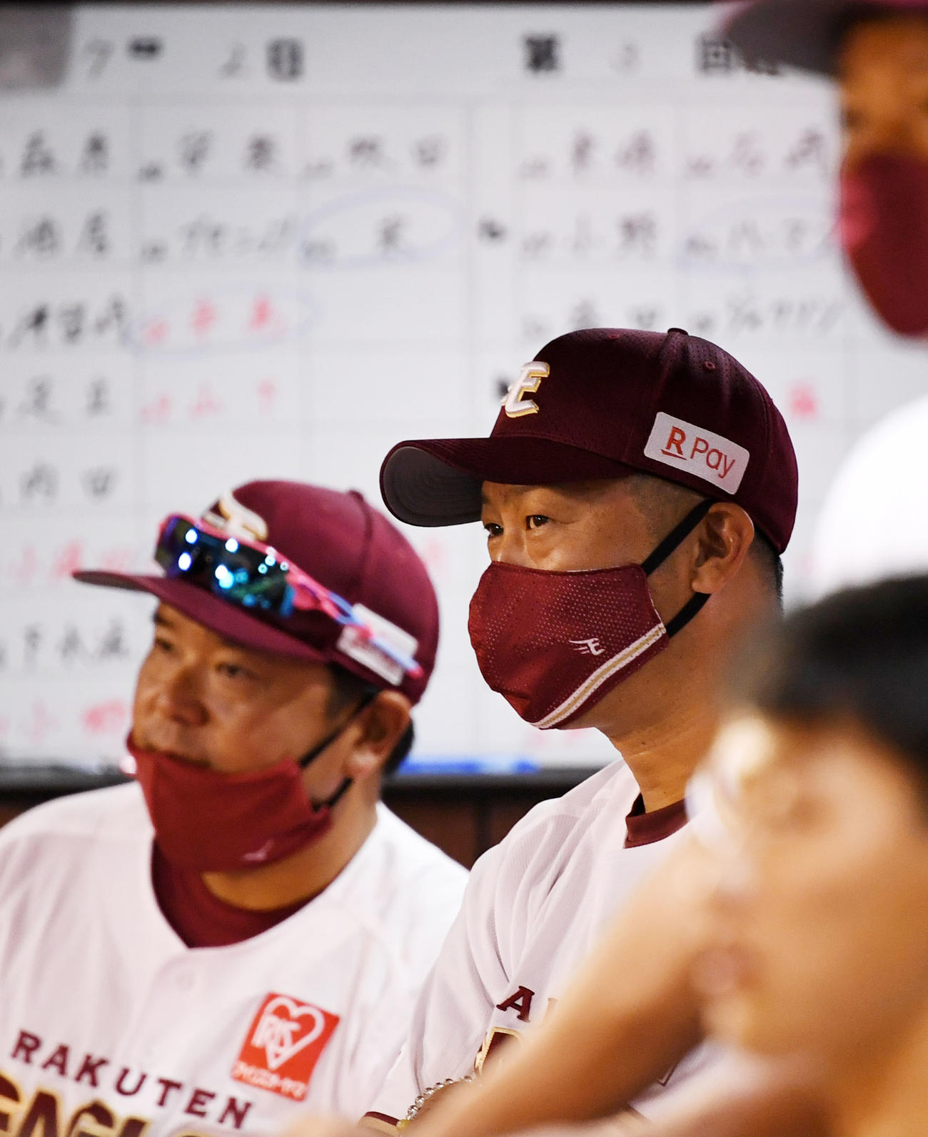 楽天対ロッテ　スコアボードを見つめる楽天三木馨監督（右）（撮影・横山健太）