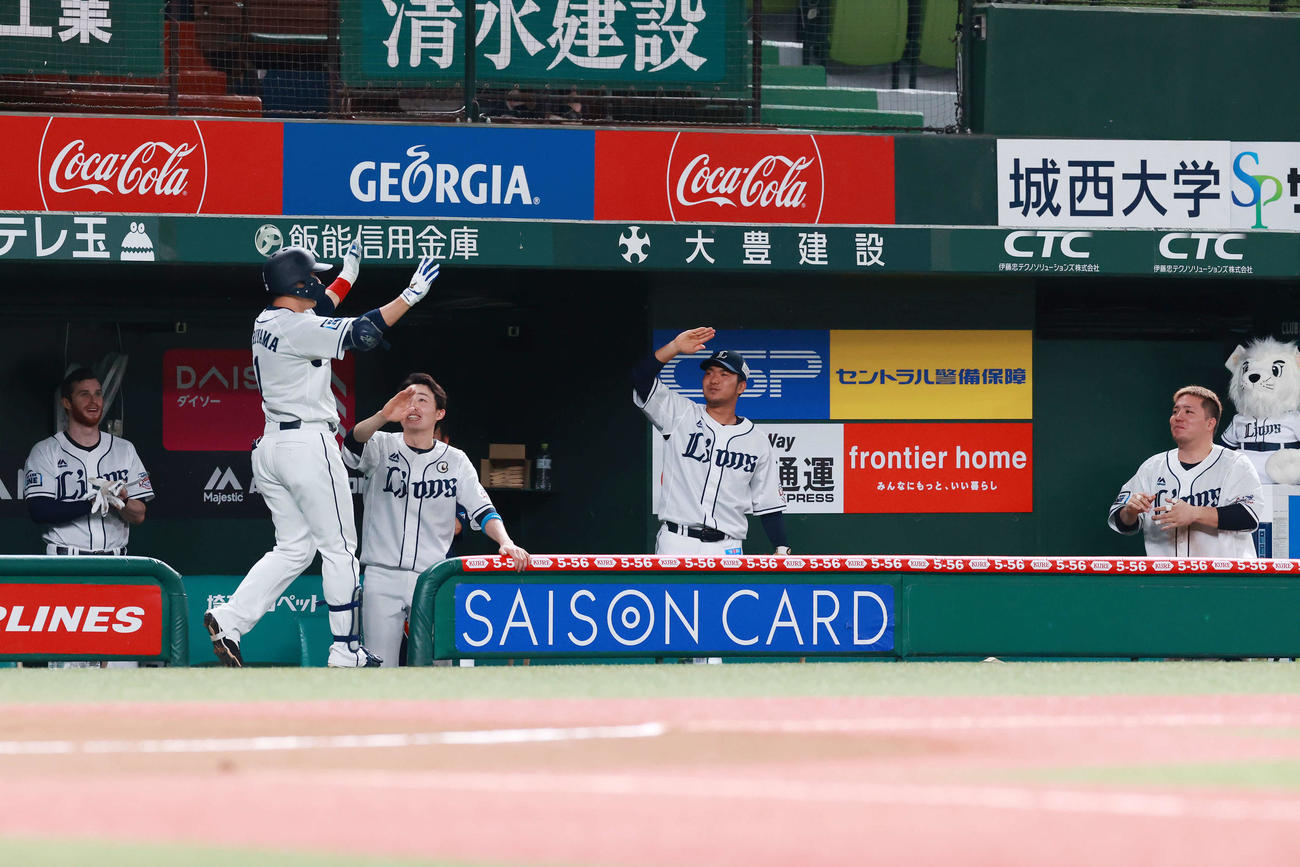 西武対オリックス　6回裏西武2死、ソロ本塁打を放ちベンチ前でどすこいポーズを見せる栗山（左から2人目）。右端は山川（撮影・江口和貴）