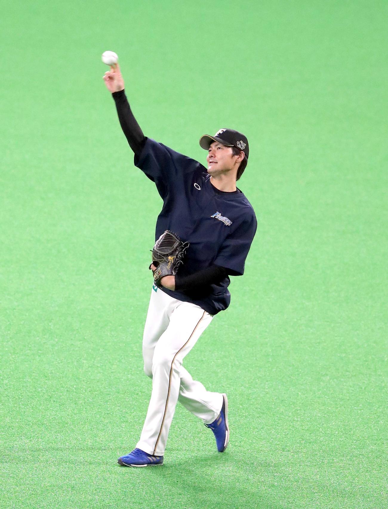日本ハム対ソフトバンク　キャッチボールをする日本ハム有原（撮影・佐藤翔太）