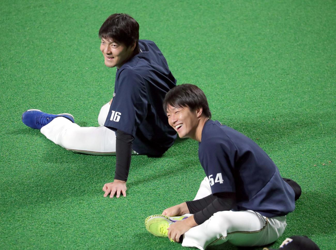 日本ハム対ソフトバンク　投手陣と談笑する日本ハム有原（左奥）（撮影・佐藤翔太）