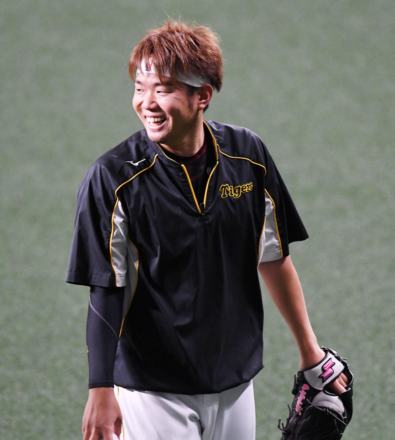 中日対阪神　練習で笑顔を見せる西勇（撮影・前岡正明）