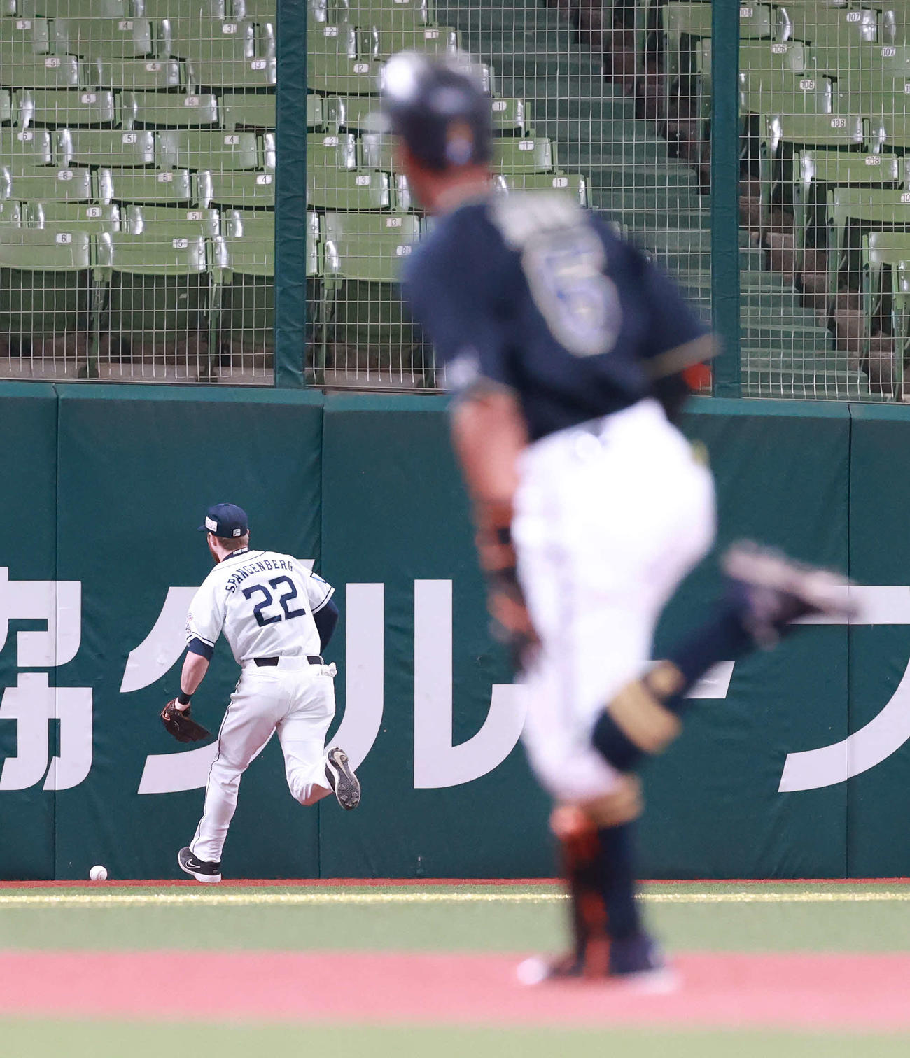 西武対オリックス　1回表オリックス無死、二塁打となった宗（手前）の打球を後逸し三塁へ進塁を許す左翼手スパンジェンバーグ（撮影・江口和貴）
