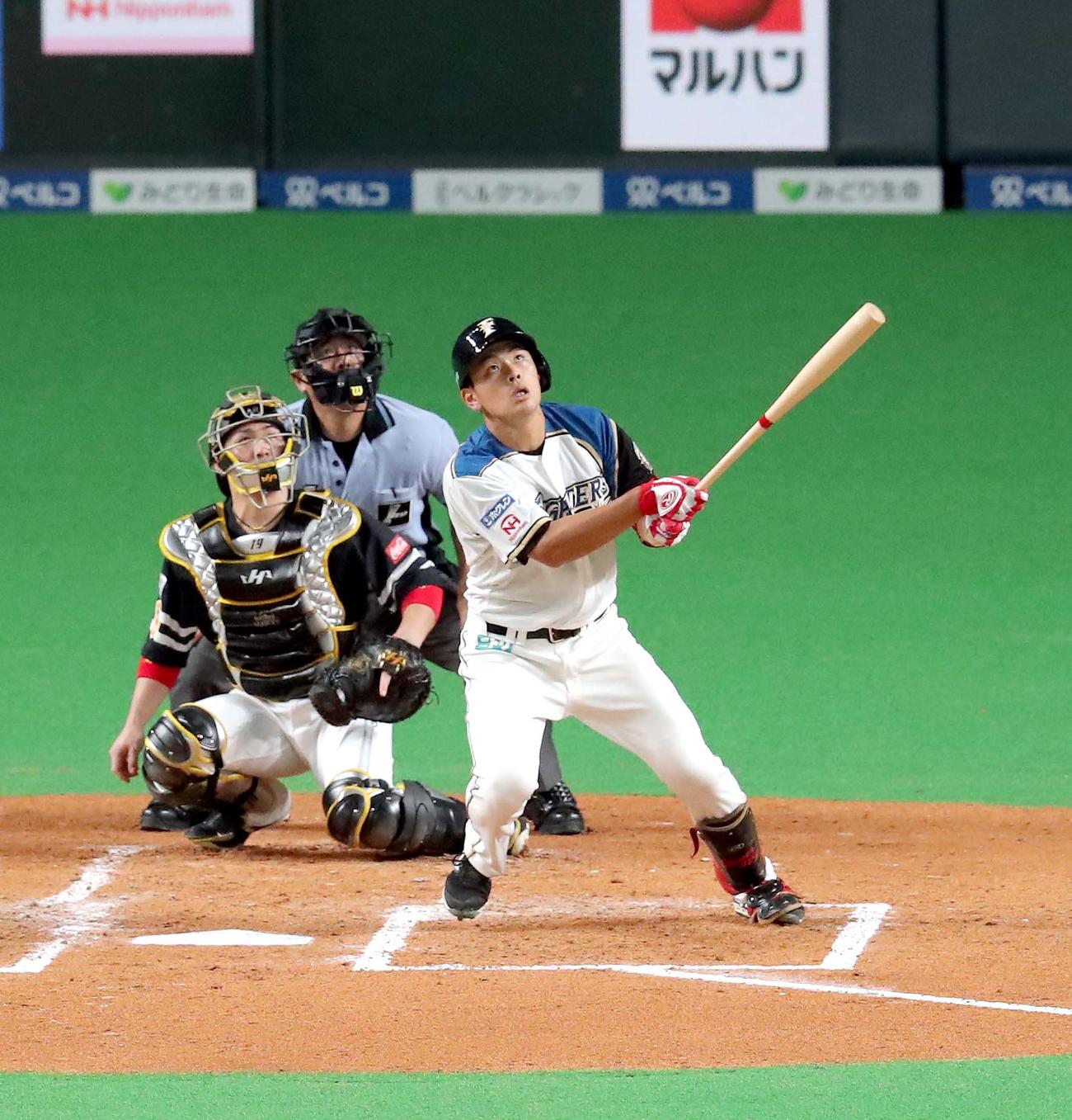 日本ハム対ソフトバンク　2回表日本ハム1死、野村はプロ初となる左越え本塁打を放つ（撮影・佐藤翔太）