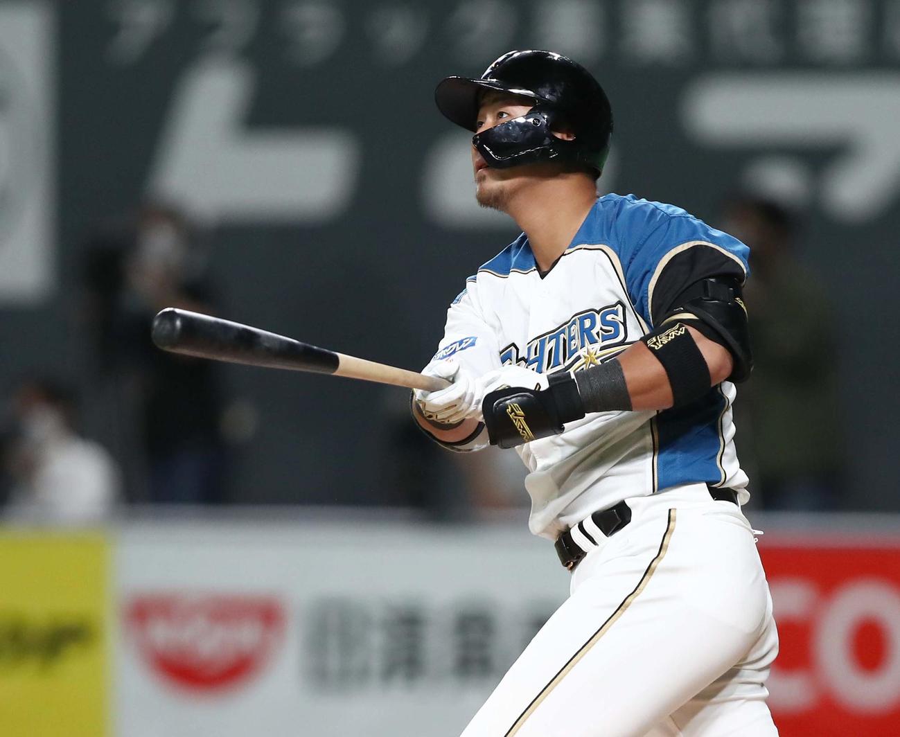 日本ハム対ソフトバンク　1回裏日本ハム2死一塁、左越え2点本塁打を放つ中田（撮影・黒川智章）