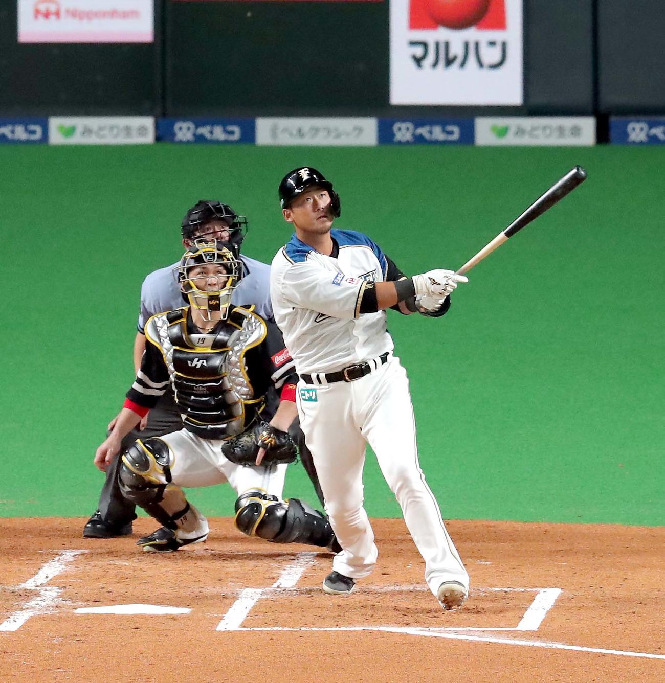 日本ハム対ソフトバンク　1回表日本ハム2死一塁、中田は左越え2点本塁打を放つ（撮影・佐藤翔太）