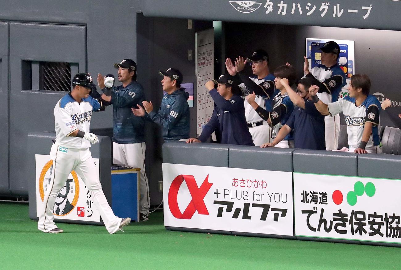 日本ハム対ソフトバンク　1回表日本ハム2死一塁、中田は左越え2点本塁打を放ちチームメートに出迎えられる（撮影・佐藤翔太）