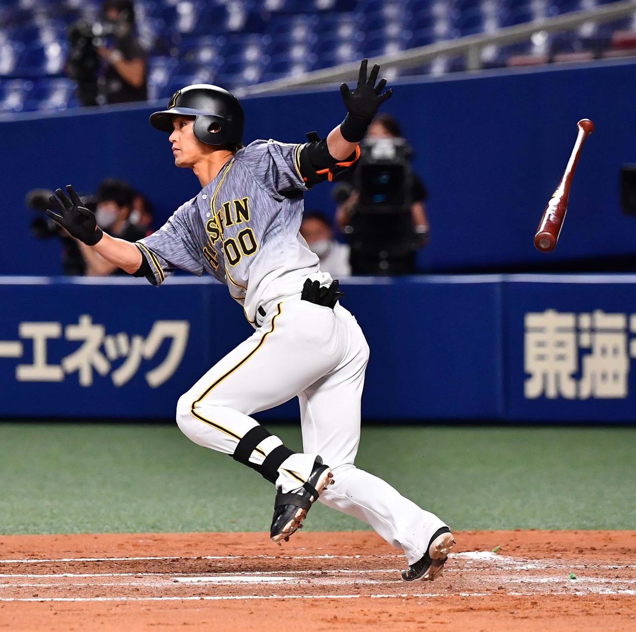 中日対阪神　3回表阪神無死一塁、左越えに適時二塁打を放つ上本博紀（撮影・上田博志）