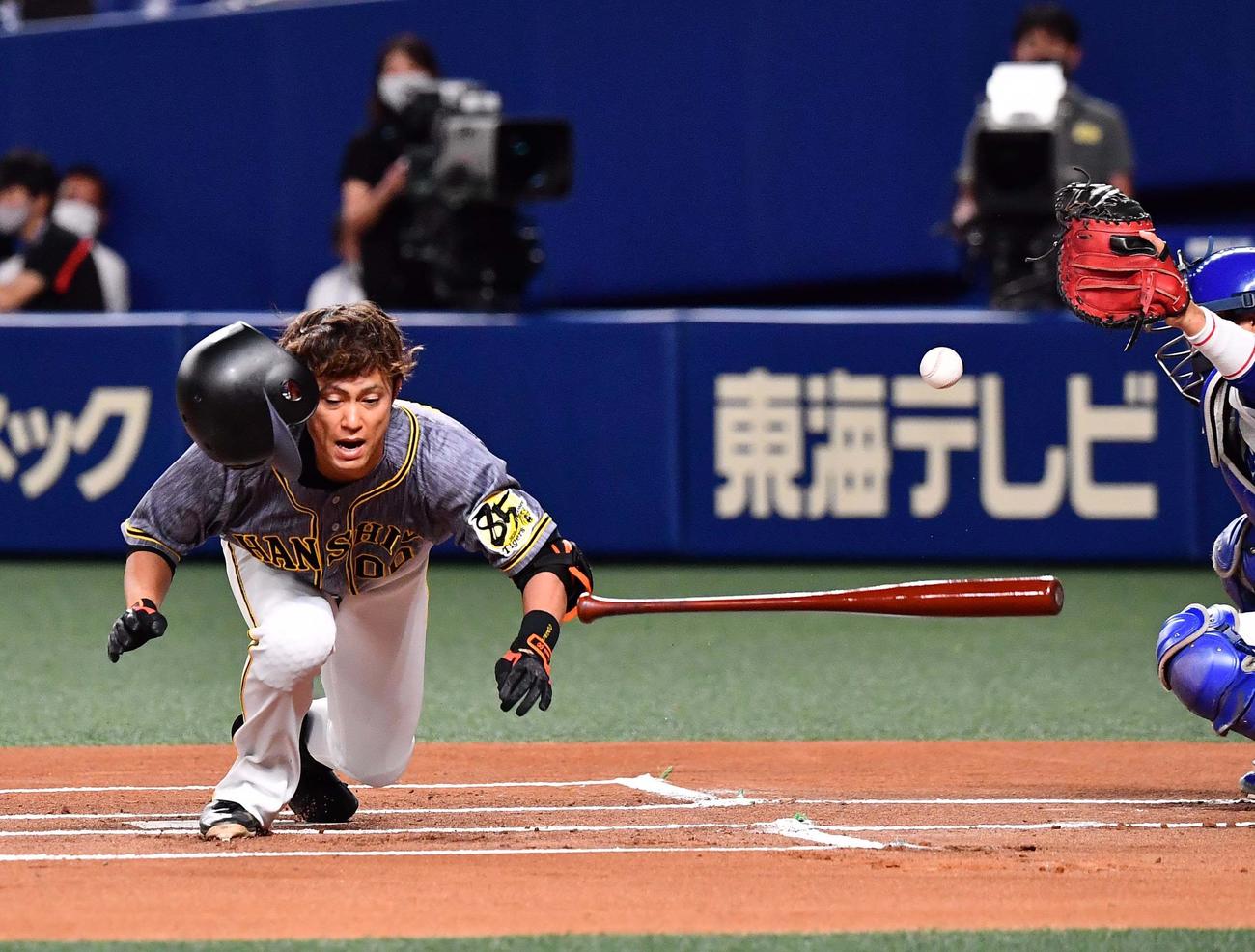 中日対阪神　1回表阪神1死、岡野祐一郎の内角球をよける上本博紀（撮影・上田博志）
