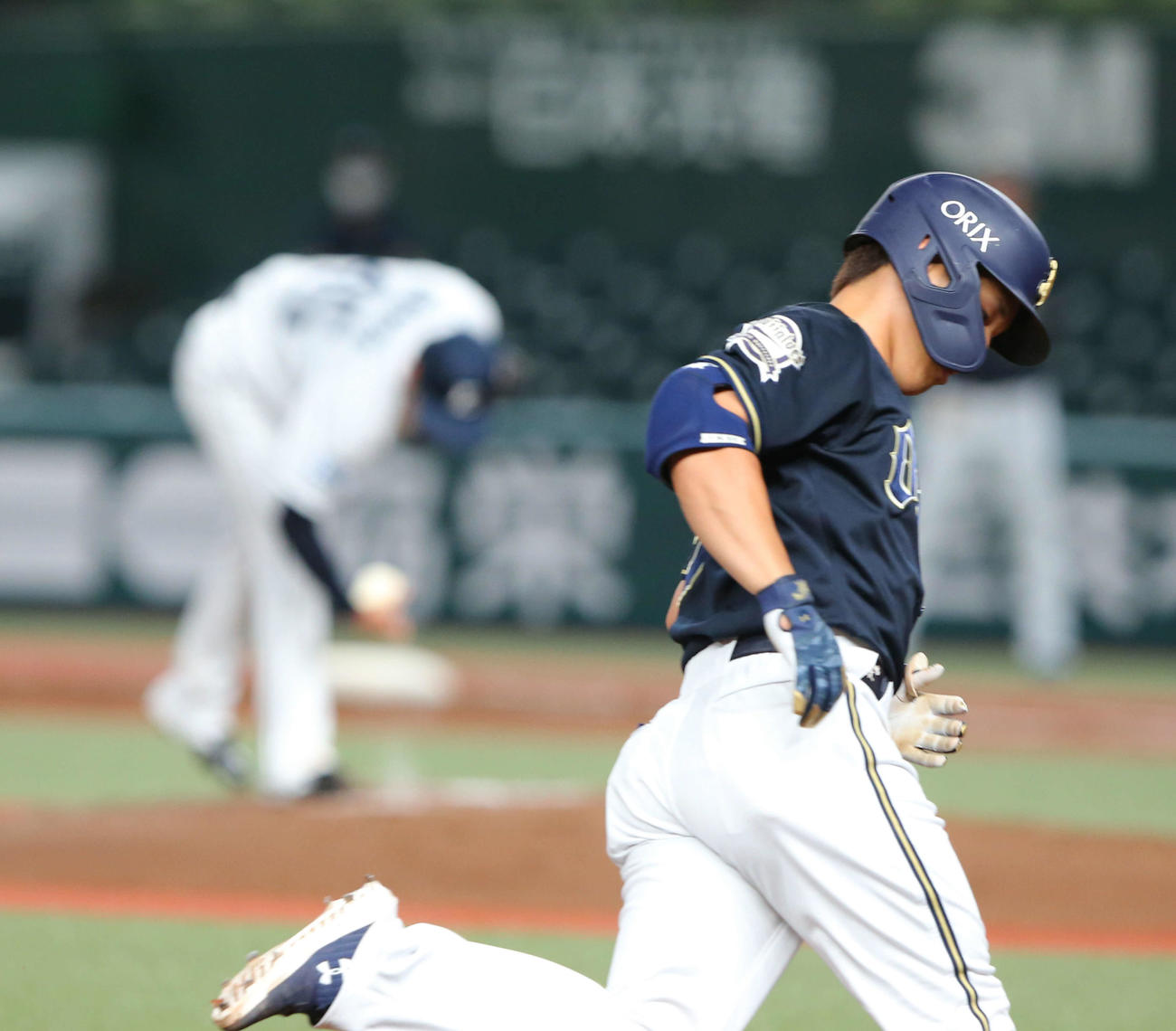 西武対オリックス　3回表オリックス2死、右越え本塁打を放つ吉田正尚は三塁を通過する。左は投手本田（撮影・河田真司）