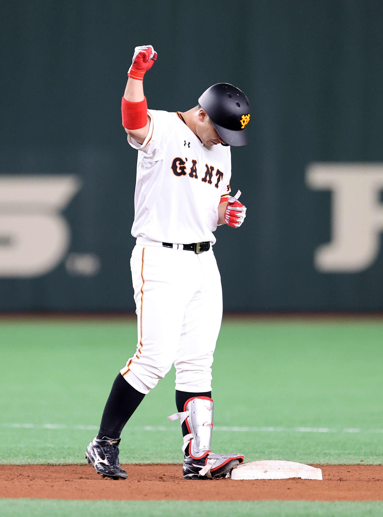 巨人対DeNA　4回裏巨人1死一、三塁、炭谷は右越え適時二塁打を放ちガッツポーズ（撮影・鈴木正人）