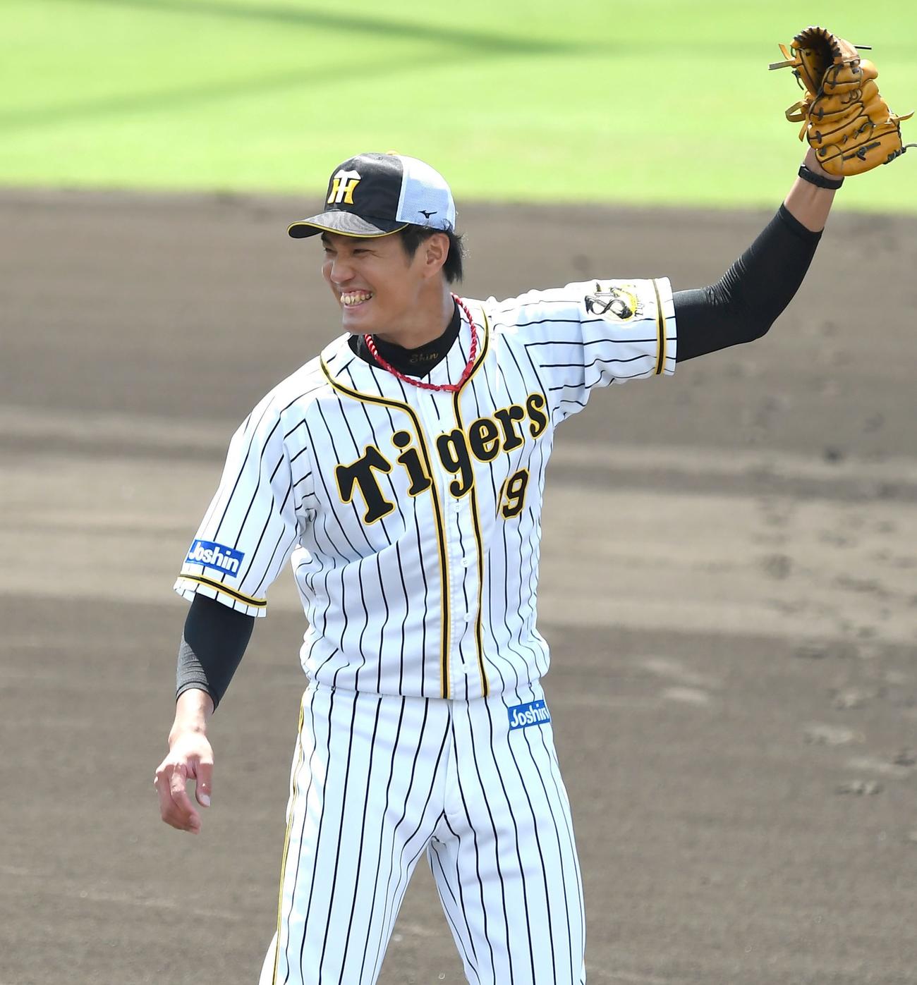 投内連係練習で満面の笑みを見せる阪神藤浪（代表撮影）