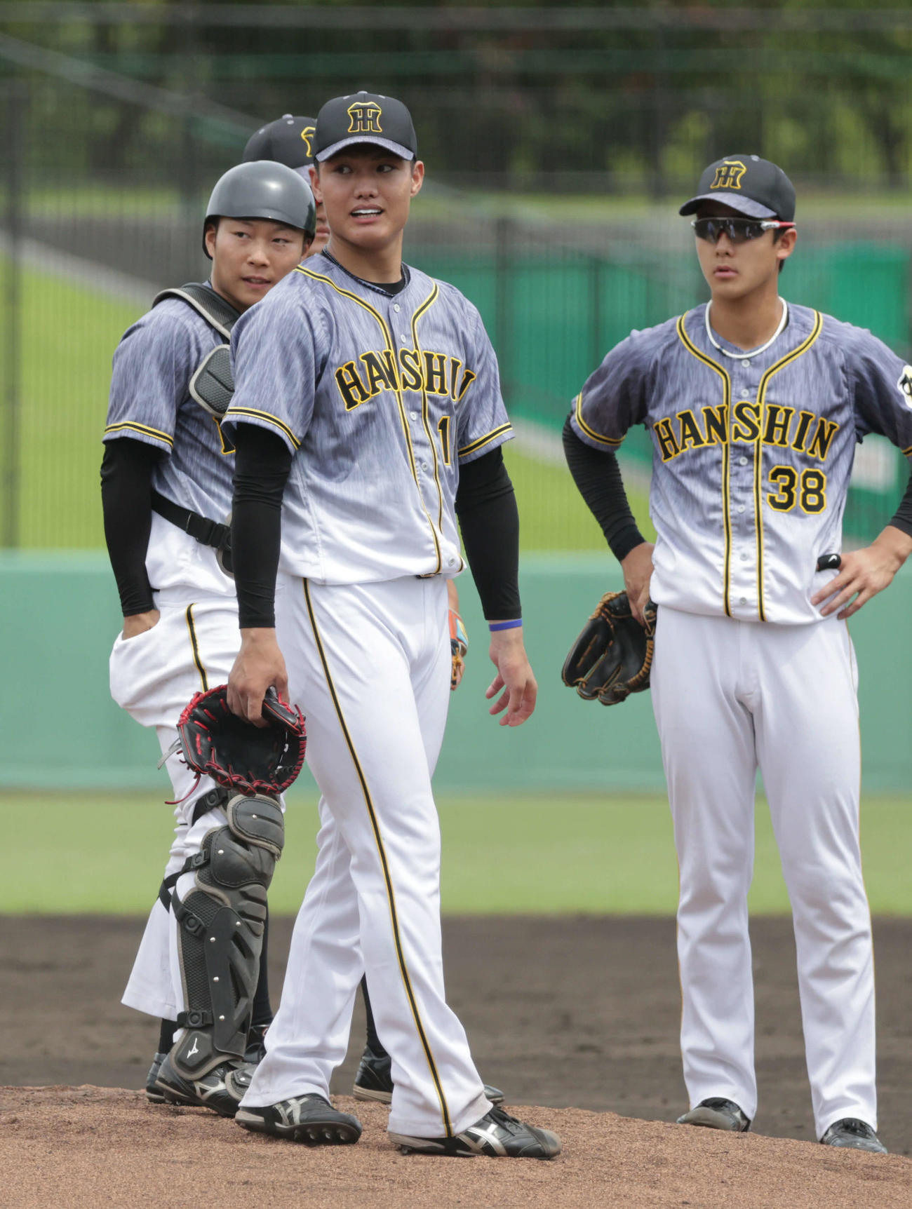 プロ野球2軍広島対阪神　5回裏広島2死一、二塁、降板する阪神先発の西純矢（撮影・加藤孝規）