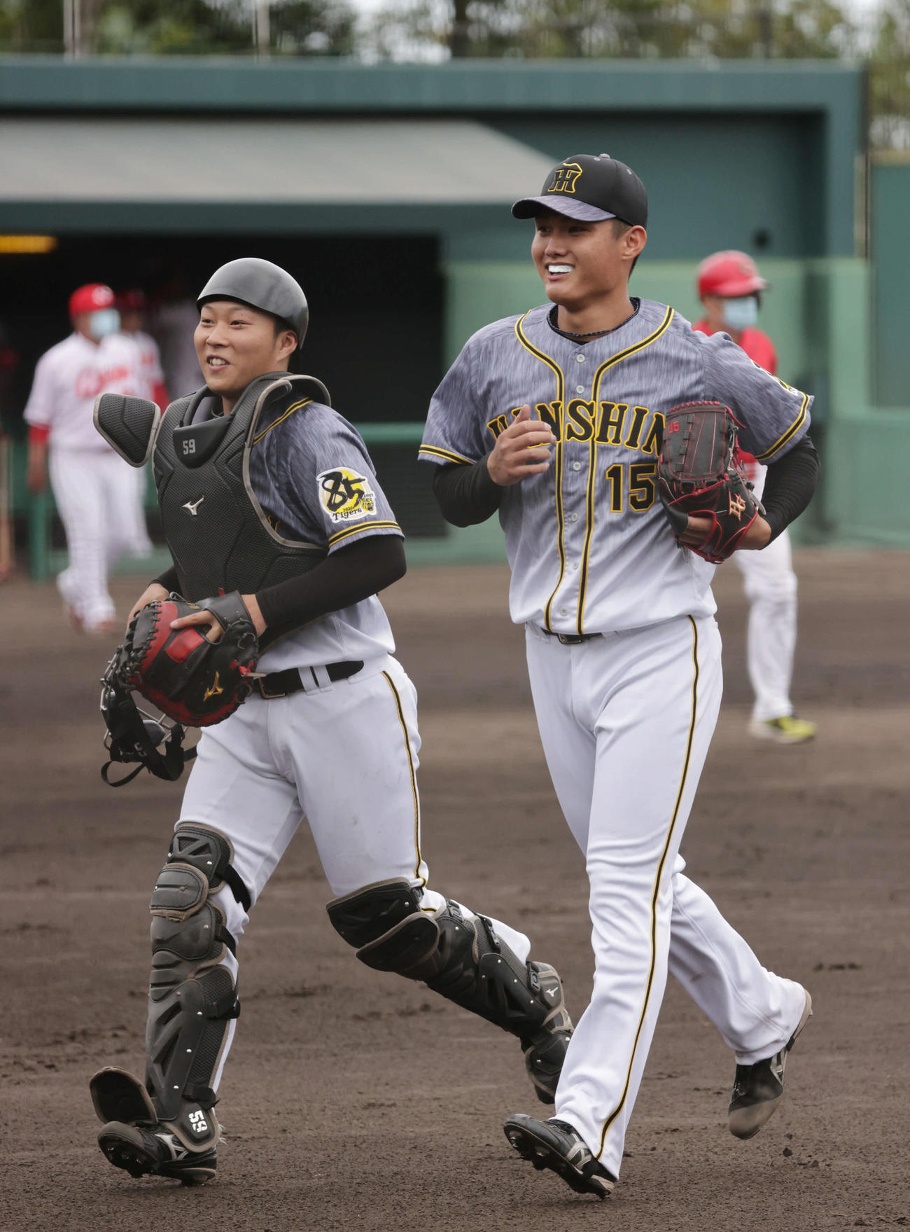 プロ野球2軍広島対阪神　3回裏広島、仲良くベンチに戻る阪神先発の西純（右）と藤田（左）（撮影・加藤孝規）