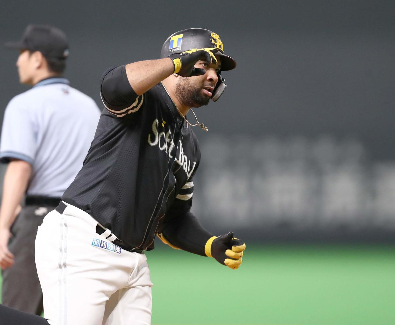 日本ハム対ソフトバンク　1回表ソフトバンク1死一、三塁、左越えに3点本塁打を放ちポーズをとるバレンティン（撮影・黒川智章）