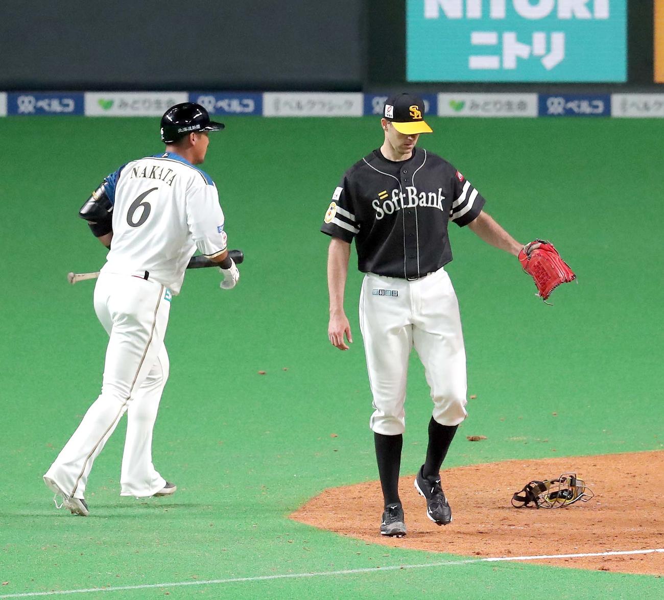日本ハム対ソフトバンク　5回表日本ハム無死満塁、中田（左奥）に左犠飛を打たれるソフトバンク・バンデンハーク（撮影・佐藤翔太）