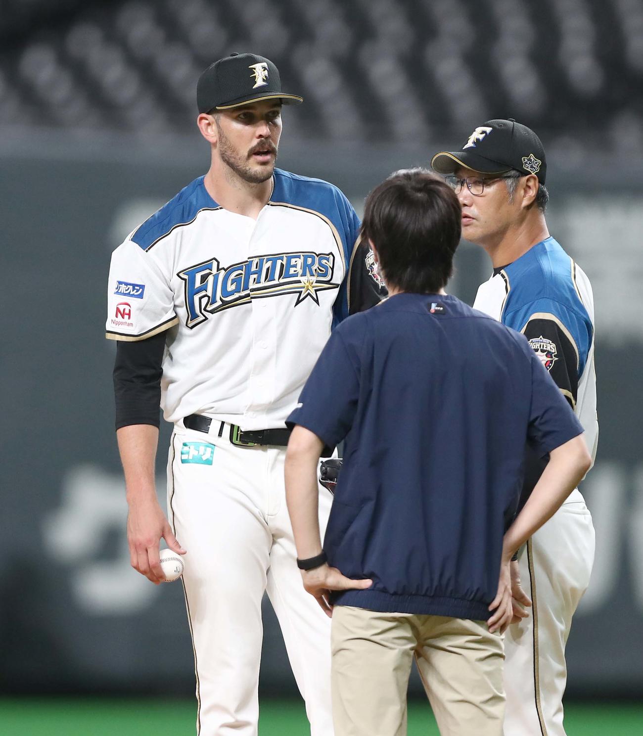 日本ハム対ソフトバンク　5回途中降板するバーヘイゲン（撮影・黒川智章）