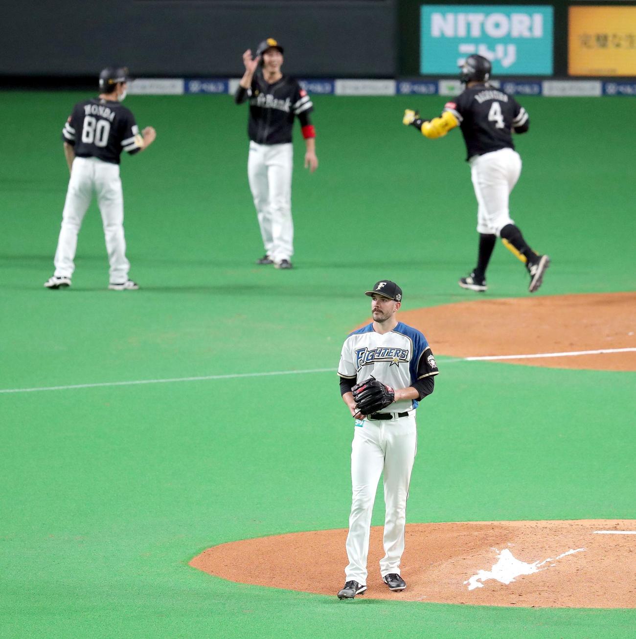 日本ハム対ソフトバンク　1回表ソフトバンク1死一、三塁、バレンティン（右奥）に先制となる左越え3点本塁打を浴びる日本ハム・バーヘイゲン（撮影・佐藤翔太）