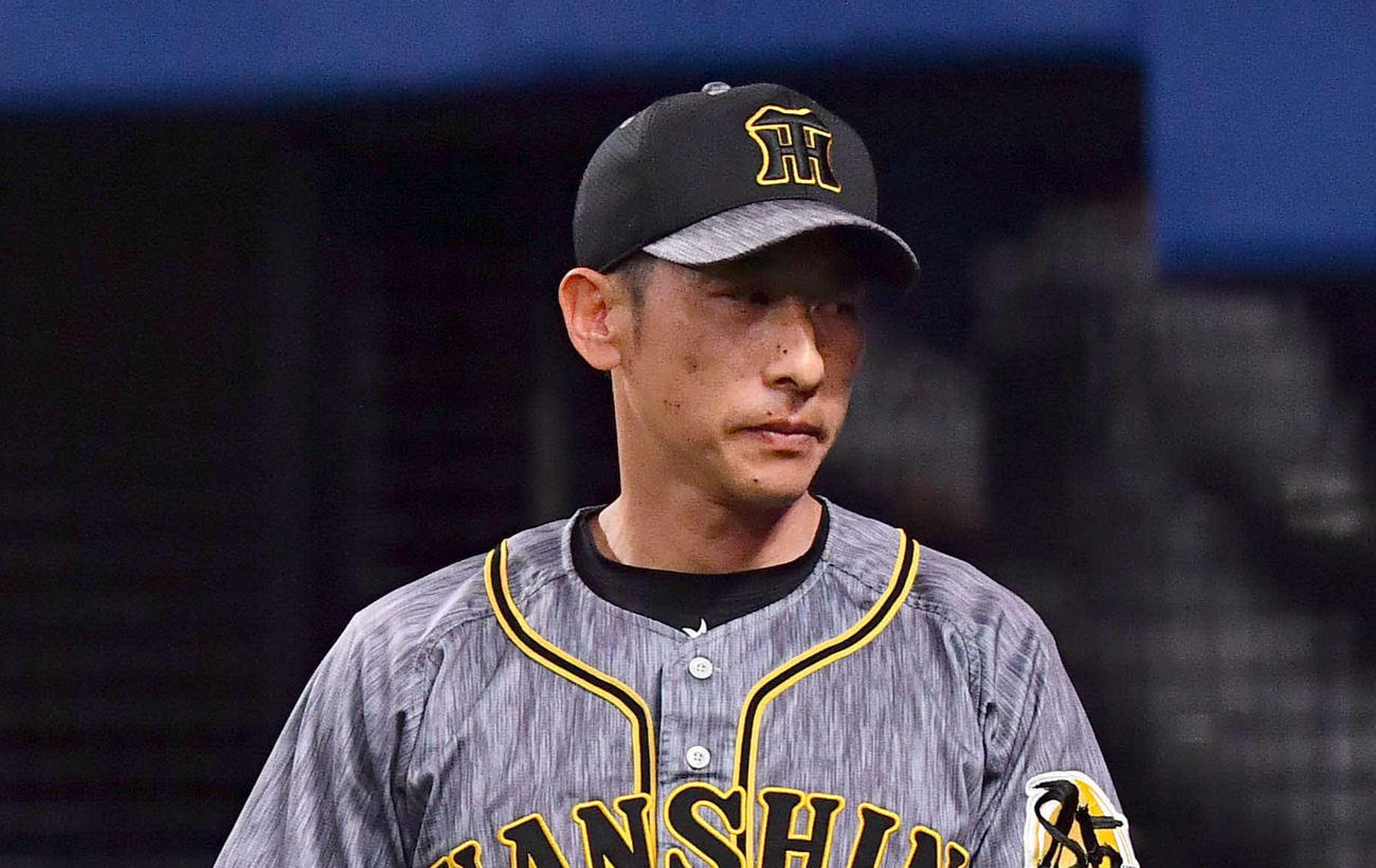 6回、オネルキ・ガルシアに交代を出す矢野燿大監督（撮影・上田博志）