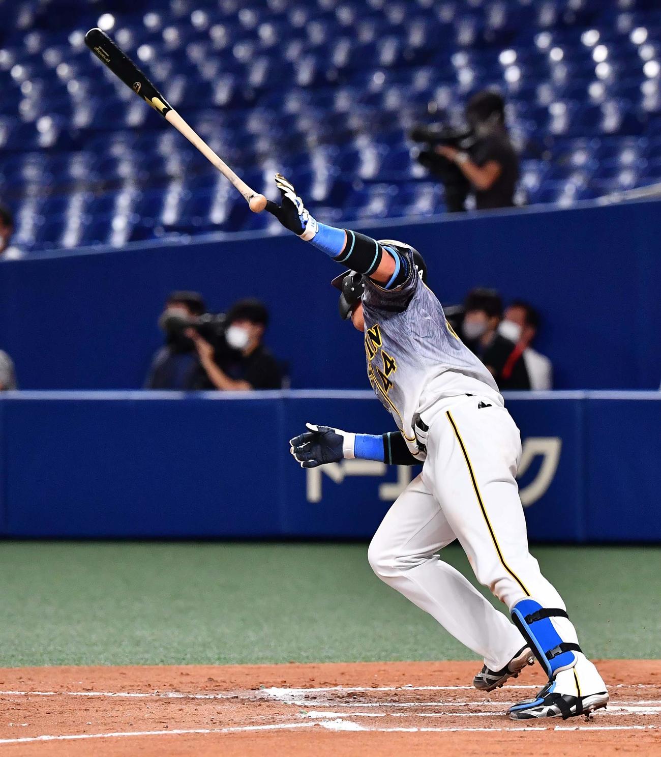 中日対阪神　8回表阪神2死、右翼線へ二塁打を放つ梅野隆太郎（撮影・上田博志）