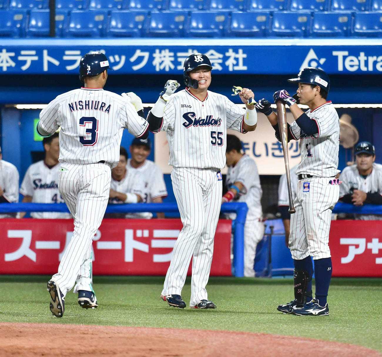 ヤクルト対広島　4回裏ヤクルト無死二塁、西浦（左）は左越えに同点2点本塁打を放ち、（右へ）村上、山崎の祝福を受ける（撮影・小沢裕）