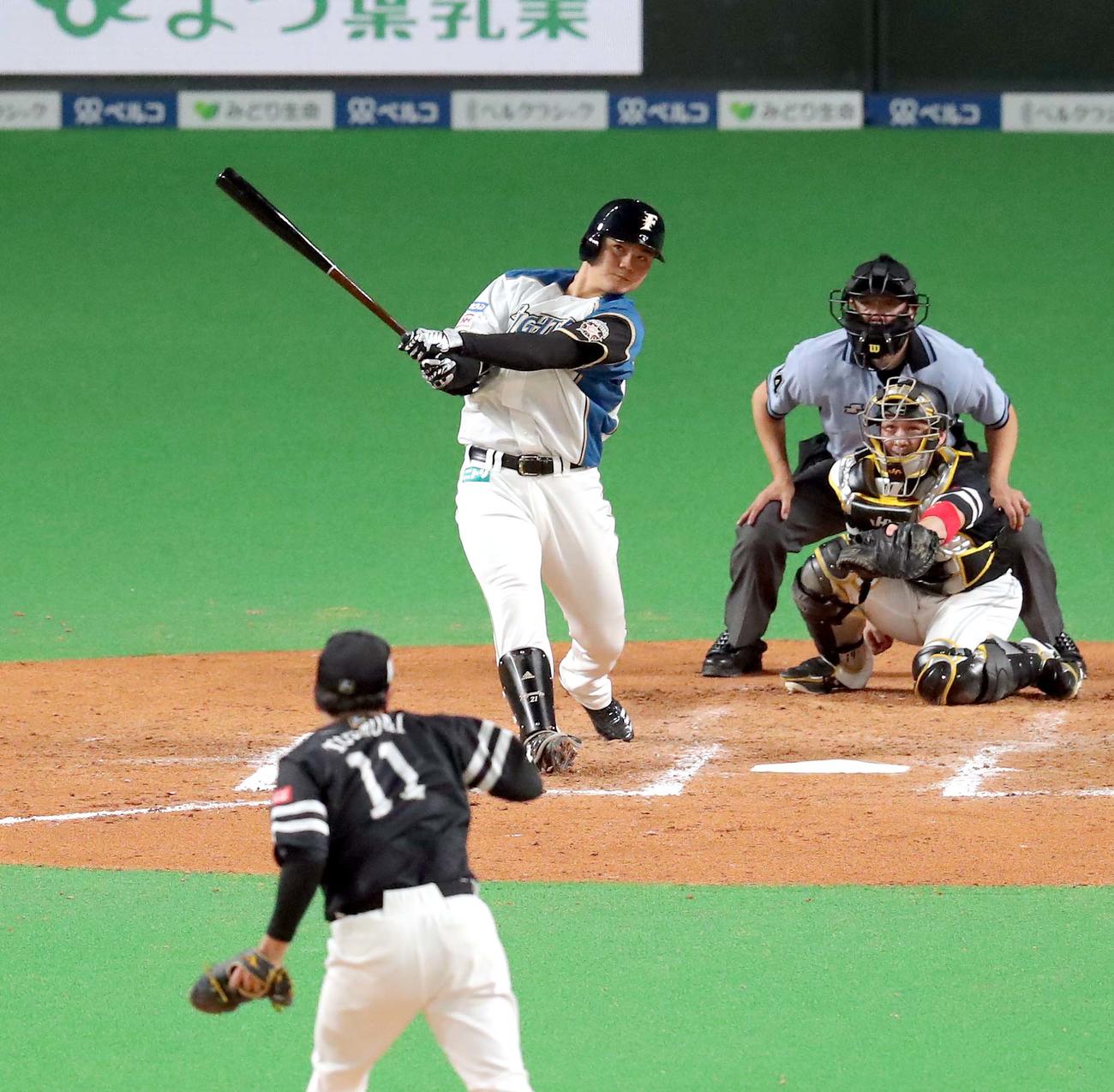 日本ハム対ソフトバンク　7回裏日本ハム1死一塁、清宮は右越え2点本塁打を放つ（撮影・佐藤翔太）
