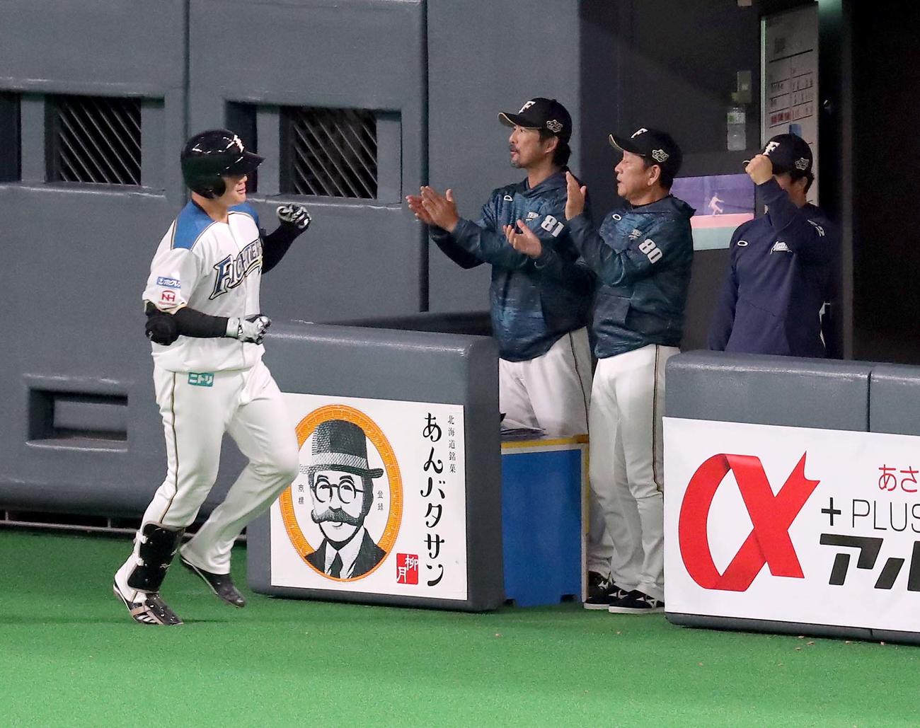 日本ハム対ソフトバンク　7回裏日本ハム1死一塁、清宮は右越え2点本塁打を放ち栗山監督（右から2人目）に出迎えられる（撮影・佐藤翔太）