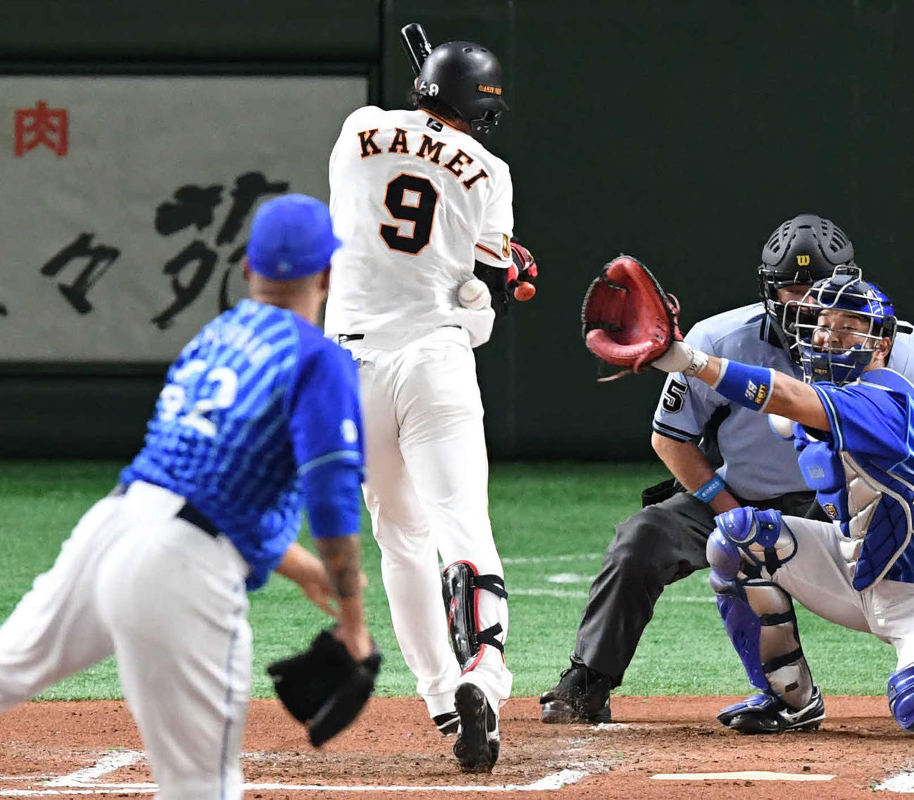 巨人対DeNA　6回裏巨人無死、死球を受ける亀井。投手エスコバー（撮影・山崎安昭）
