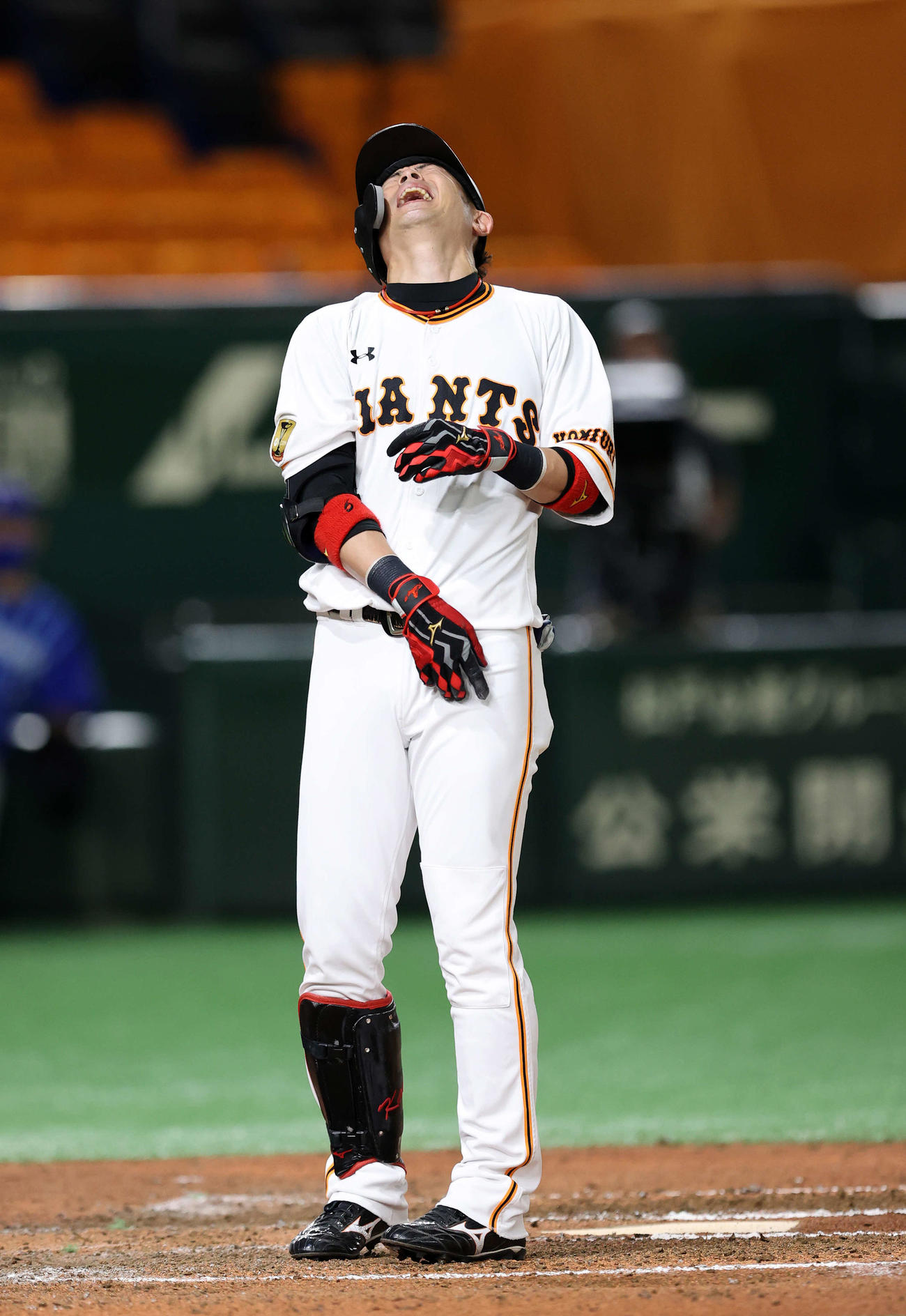 巨人対DeNA　6回裏巨人無死、死球を受け痛がる亀井（撮影・鈴木正人）
