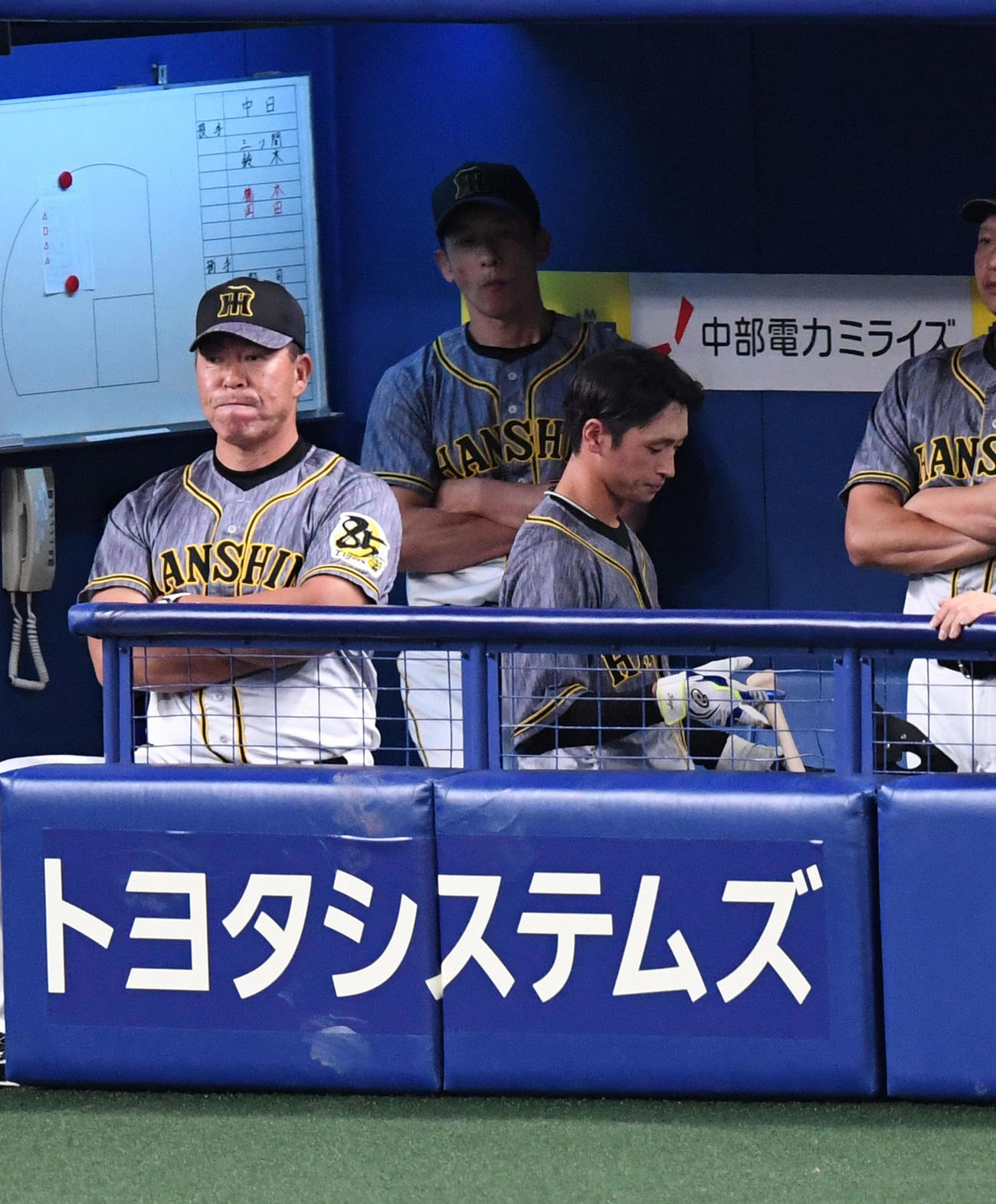 中日対阪神　9回表阪神無死一、二塁、遊飛に倒れがっくりする近本。奥は矢野監督（撮影・前岡正明）