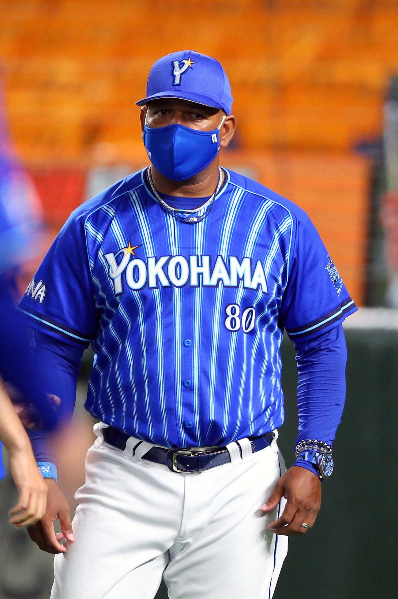 巨人対DeNA　交代を告げてベンチに戻るDeNAラミレス監督（撮影・大野祥一）
