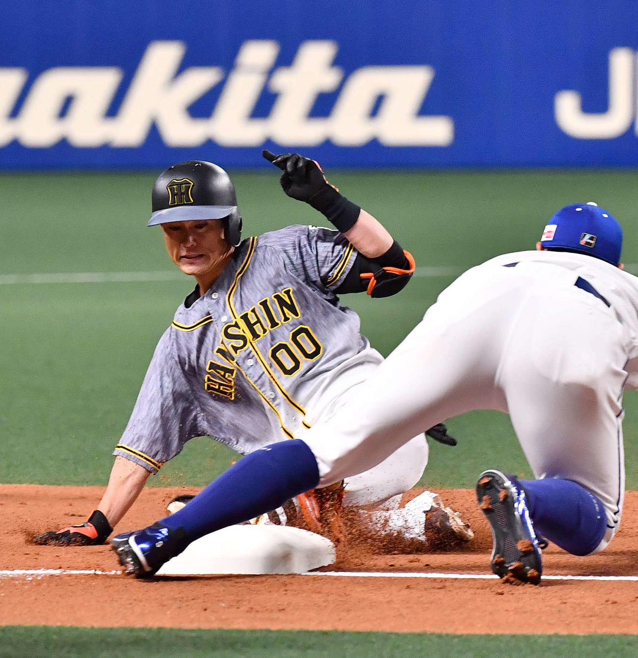 中日対阪神　3回表阪神無死一塁、二塁打を放った上本博紀は近本光司の生還の間に三塁へ滑り込む（撮影・上田博志）