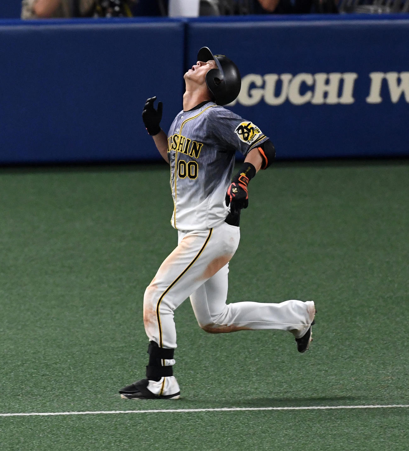 中日対阪神　9回表阪神1死一、二塁、遊ゴロ併殺に倒れ悔しがる上本（撮影・前岡正明）