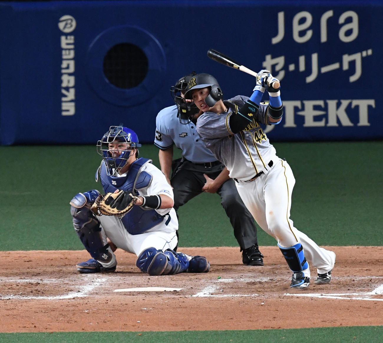 中日対阪神　8回表阪神2死、梅野は右二塁打を放つ（撮影・前岡正明）