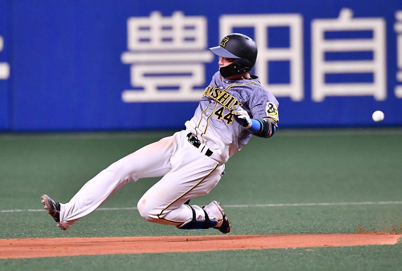 中日対阪神　8回表阪神2死、右翼線へ二塁打を放つ梅野隆太郎（撮影・上田博志）