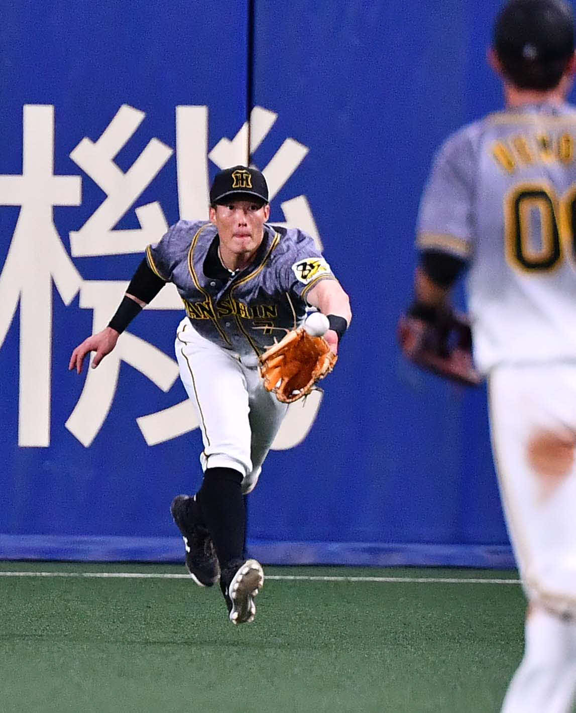 中日対阪神　5回裏中日1死、糸井は平田の右飛を好捕する（撮影・上田博志）