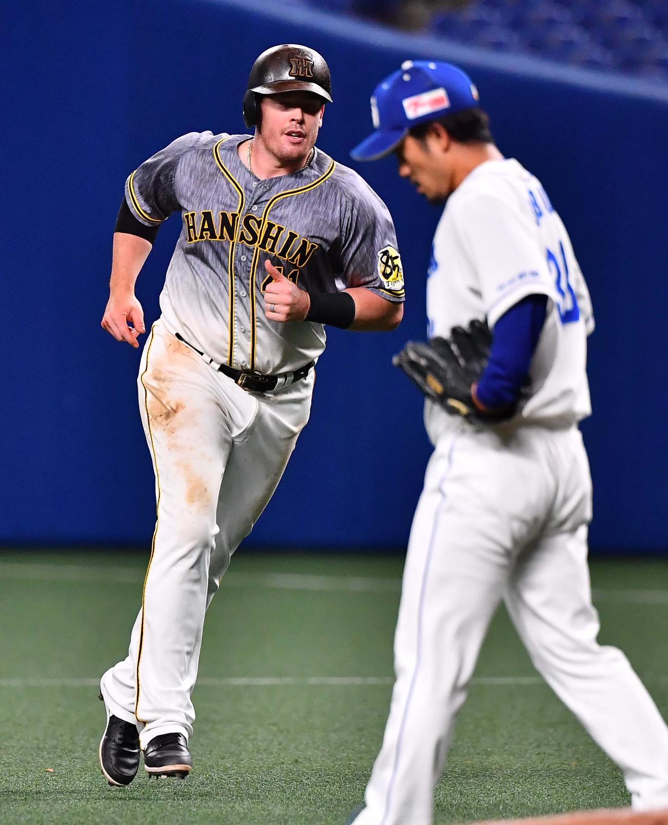中日対阪神　8回表阪神1死、左飛に倒れるジャスティン・ボーア（撮影・上田博志）