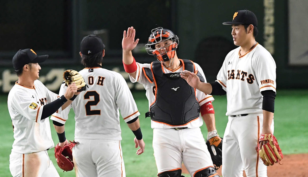 巨人対DeNA　エアタッチで勝利を喜ぶ炭谷（右から2人目）岡本ら巨人の選手たち（撮影・山崎安昭）