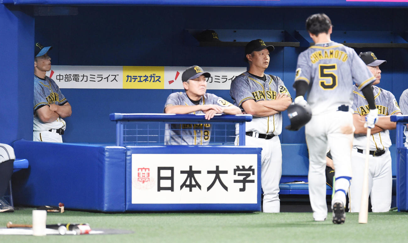 中日対阪神　9回表阪神無死一、二塁、ベンチでさえない表情の矢野燿大監督（左）と遊撃飛に倒れた近本光司（右）（撮影・森本幸一）