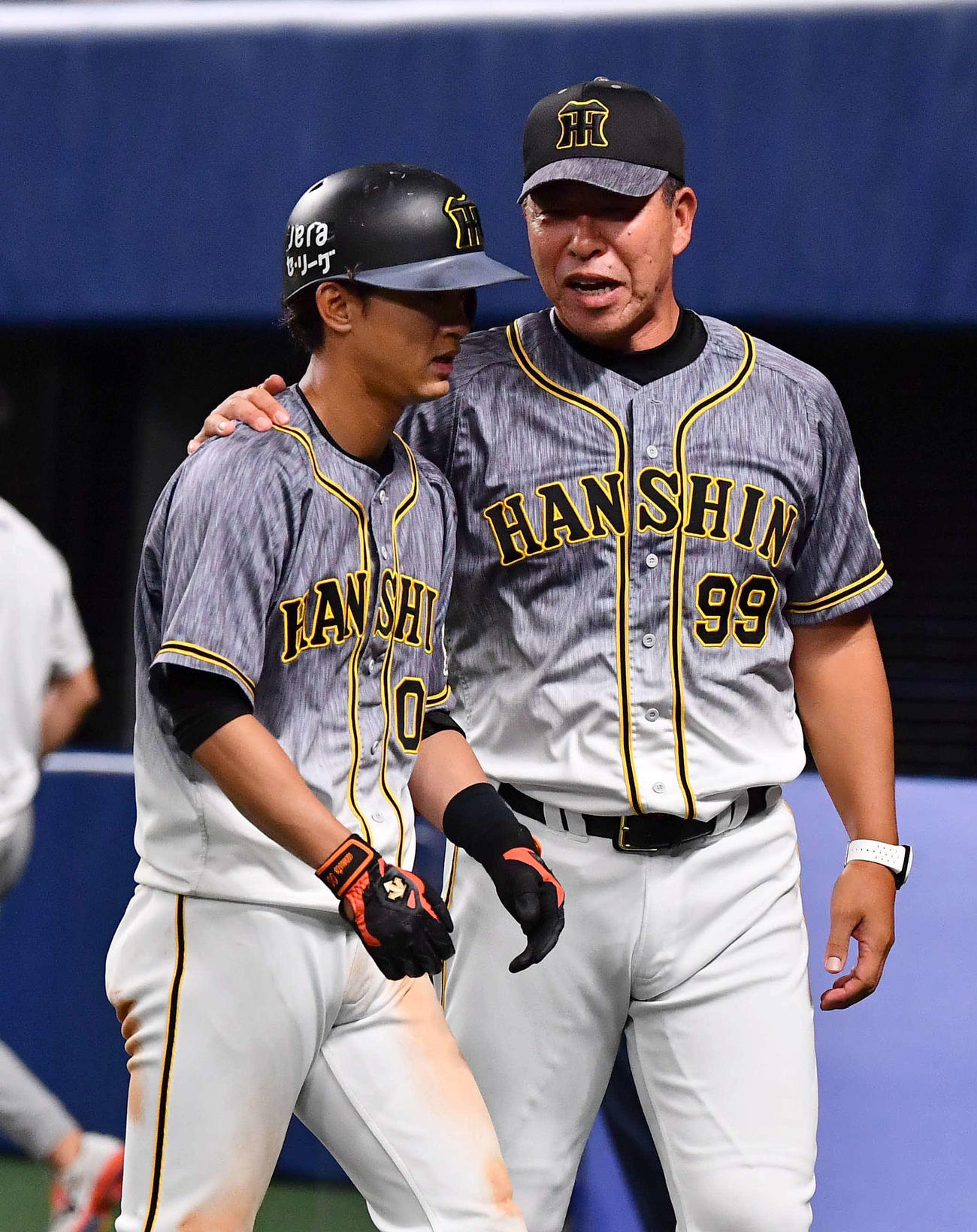 中日対阪神　9回表阪神1死一、二塁、遊撃併殺打に倒れた上本博紀（左）は井上一樹打撃コーチに声をかけられながらベンチに戻る（撮影・上田博志）