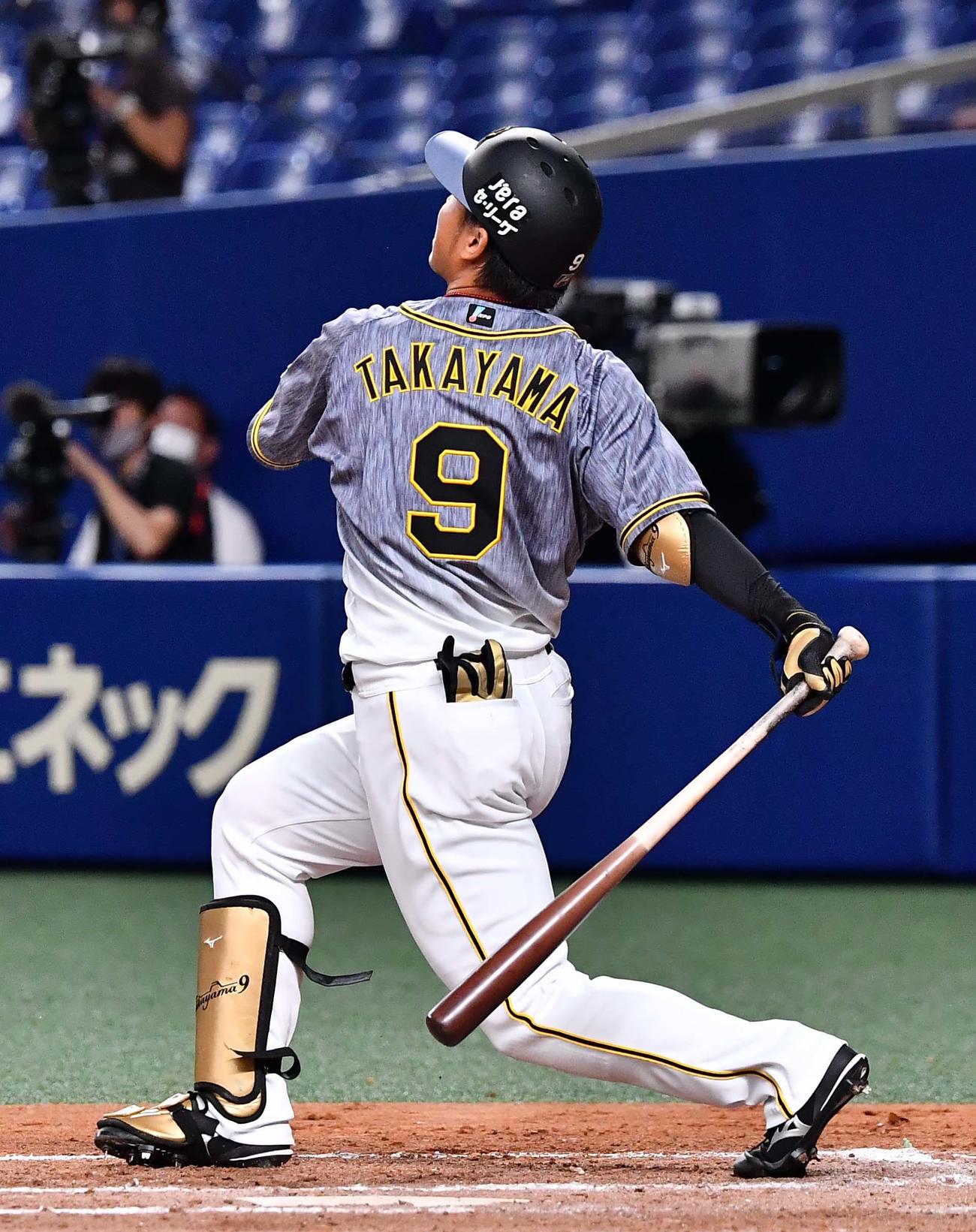 中日対阪神　8回表阪神2死二塁、右飛に倒れる高山（撮影・上田博志）