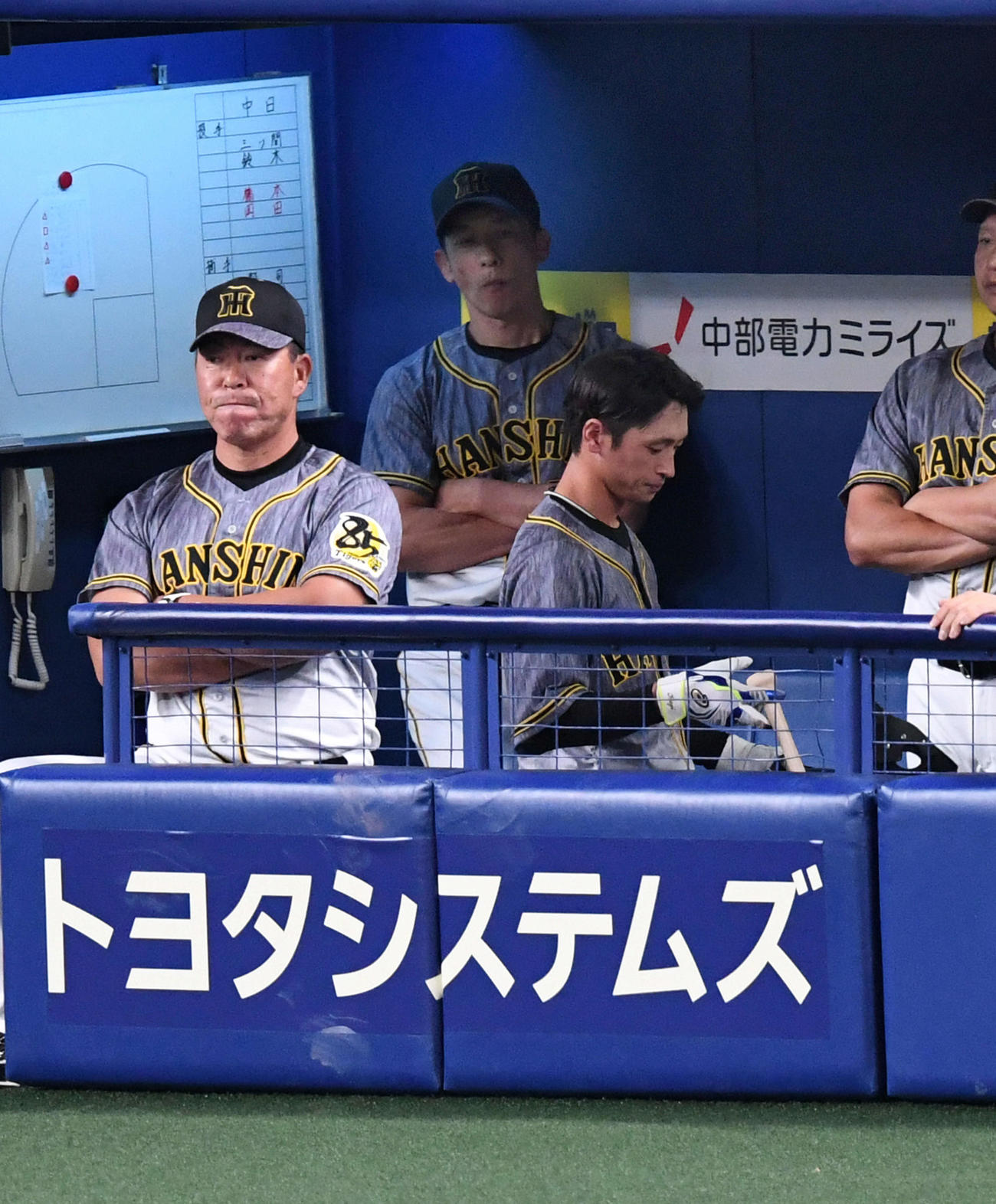 9回表阪神無死一、二塁、遊飛に倒れがっくりする近本光司。奥は矢野燿大監督（撮影・前岡正明）
