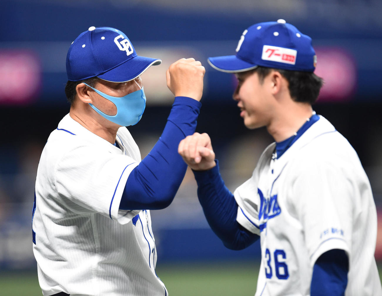 試合終了、岡野祐一郎を迎える与田剛監督（撮影・森本幸一）
