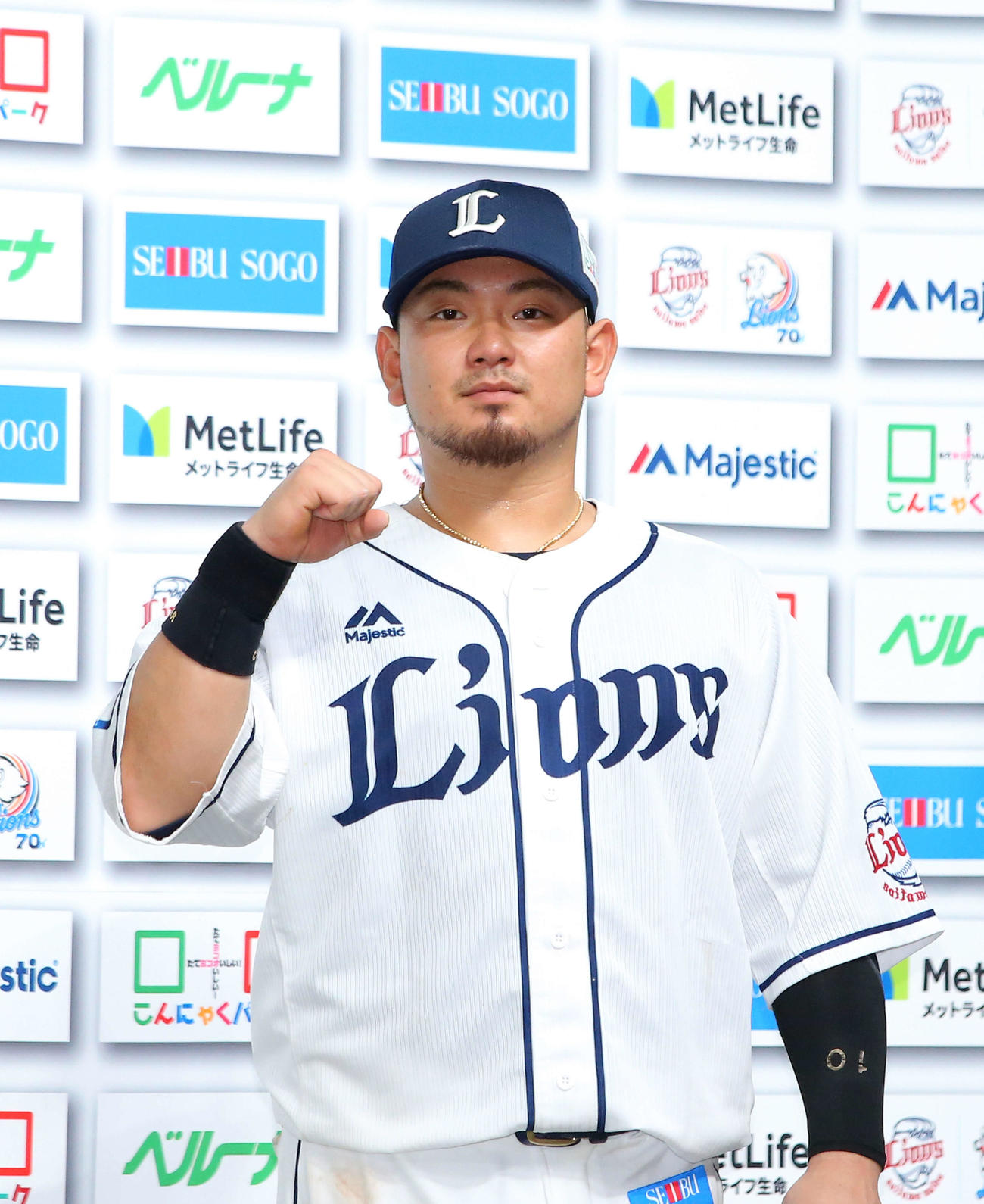 西武対オリックス　猛打賞の西武森はヒーローインタビュー後にガッツポーズを決める（撮影・河田真司）