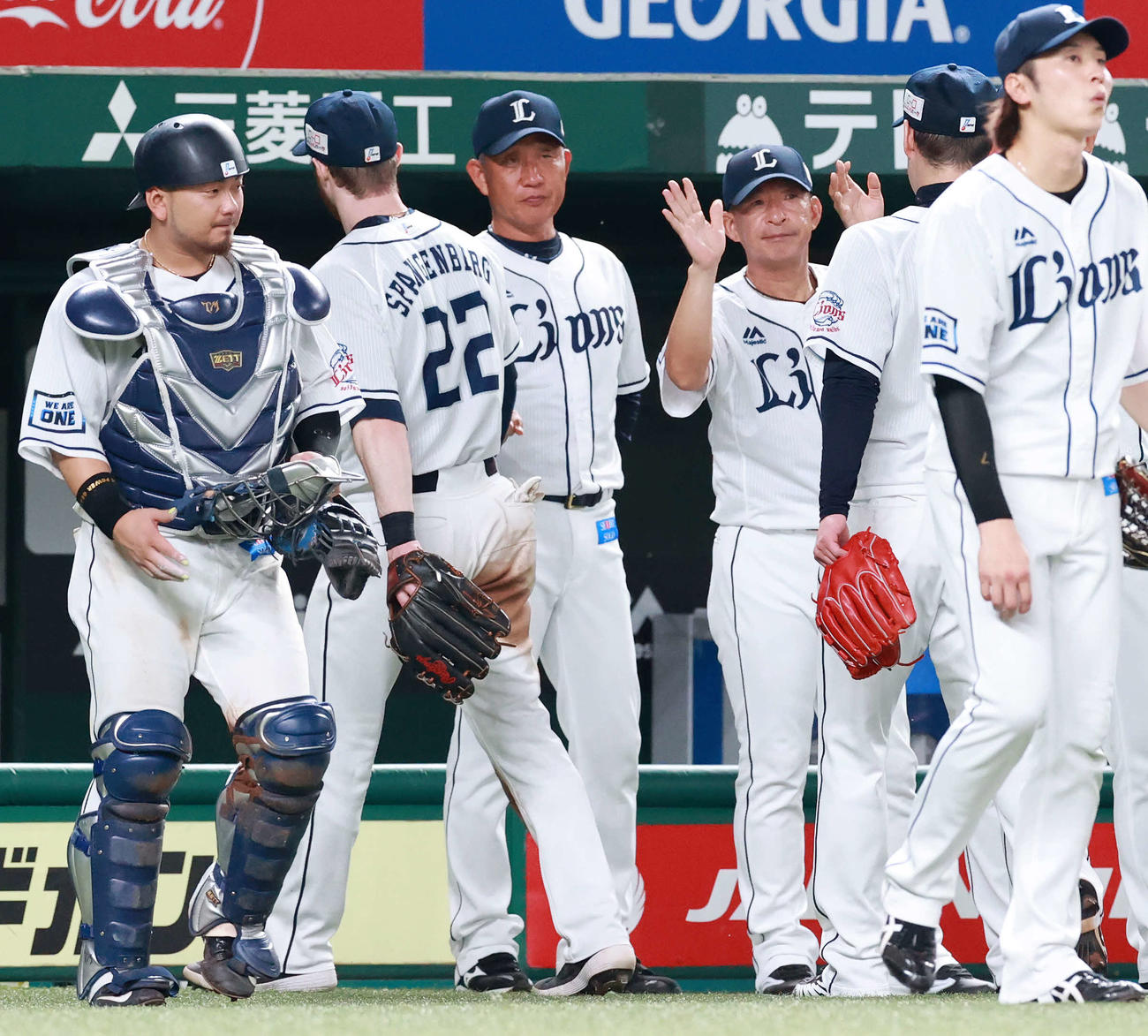 西武対オリックス　オリックスに勝利し西武ナインを出迎える辻監督（左から3人目）。左端は森（撮影・江口和貴）