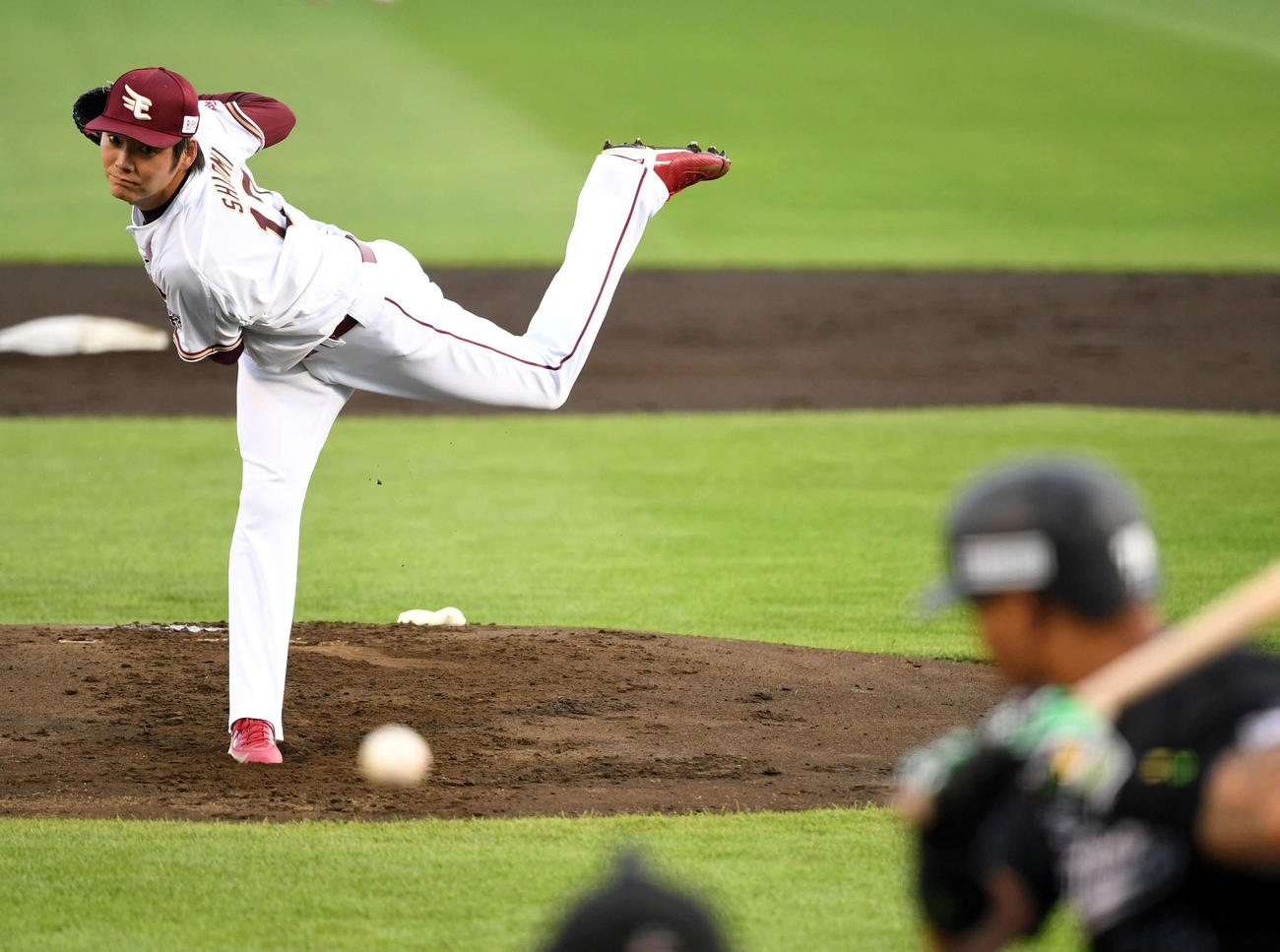 楽天対ロッテ　楽天先発の塩見（撮影・横山健太）